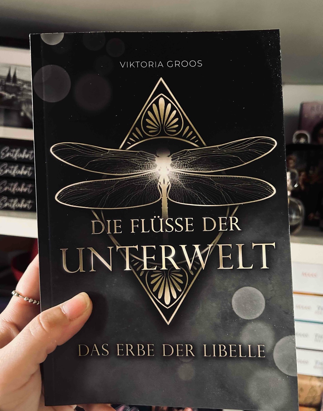 […]  Die Libelle um meinen Hals.♥️