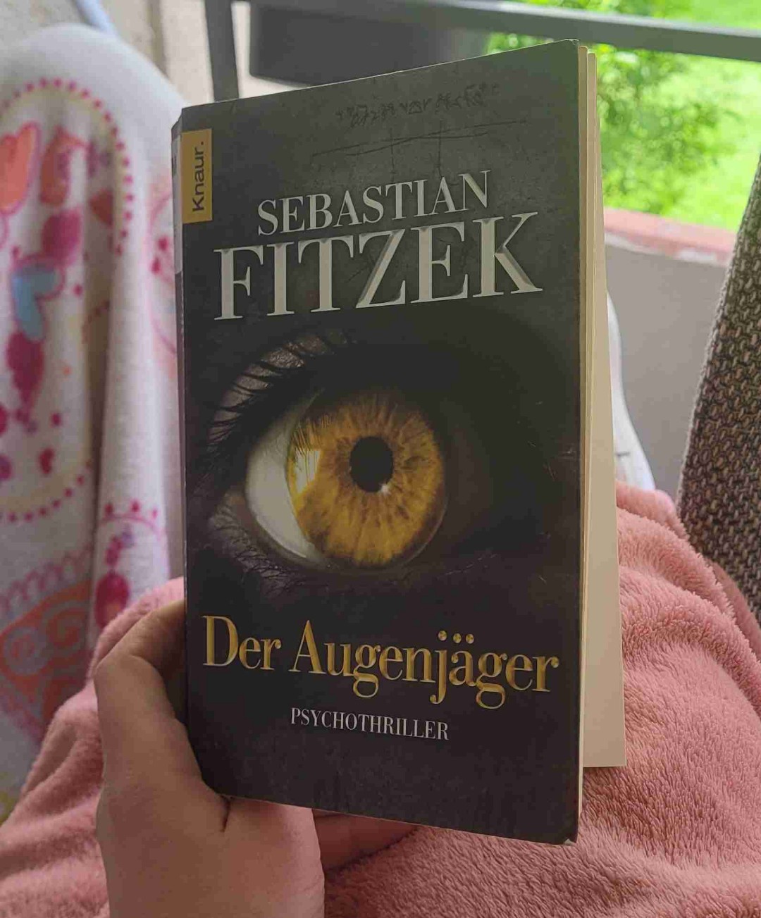 Obwohl ich zu erst die Playlist gelesen hatte und den Täter schon wusste . Fand ich den Augenjäger dennoch Spannend .
Sehr zu empfehlen 👌