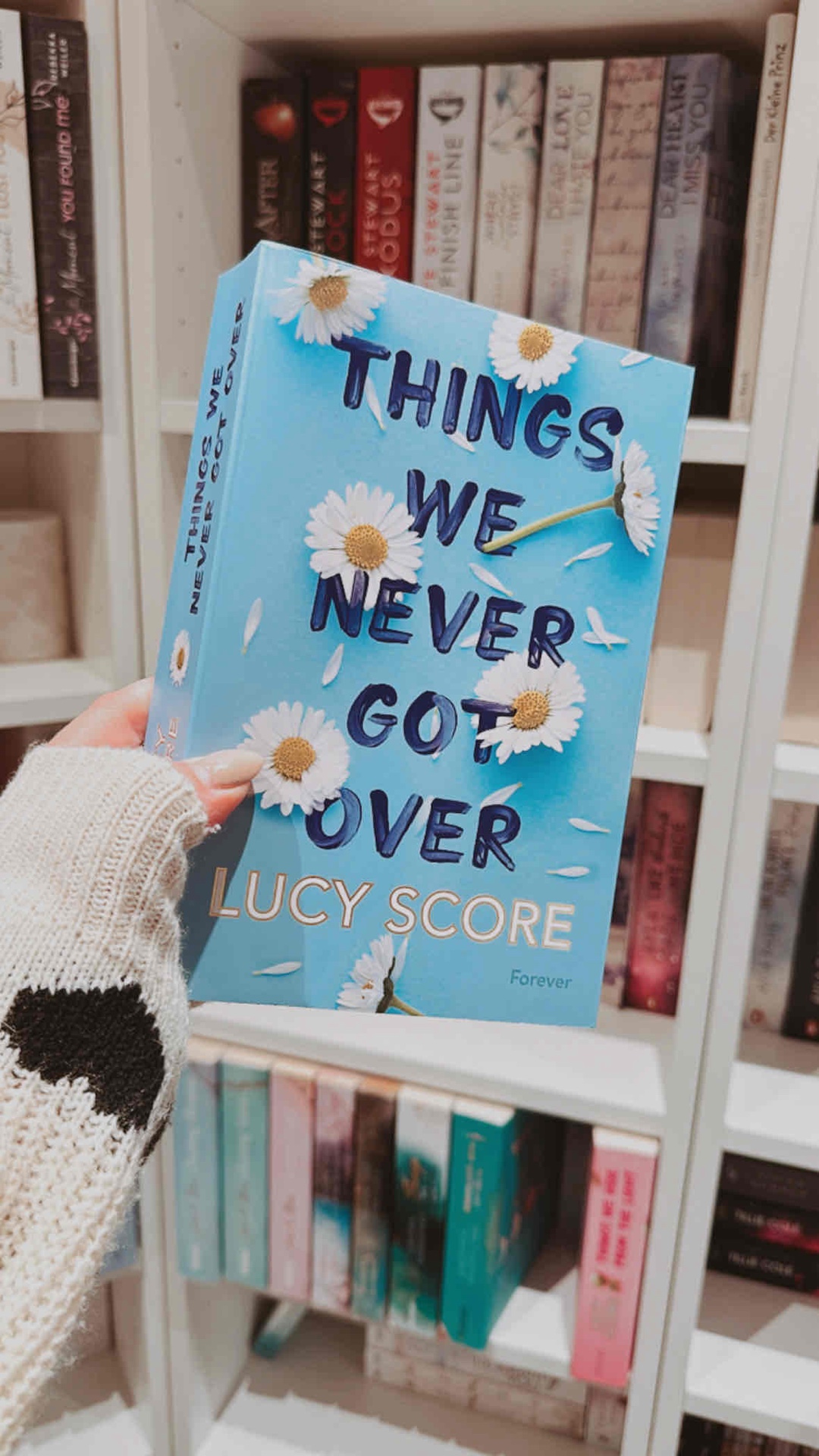 "Things We Never Got Over" von Lucy Score ist für mich ein absolutes Highlight. Von der ersten Seite an hat mich dieses Buch in seinen Bann gezogen und mich bis zur letzten Seite nicht mehr losgelassen.
