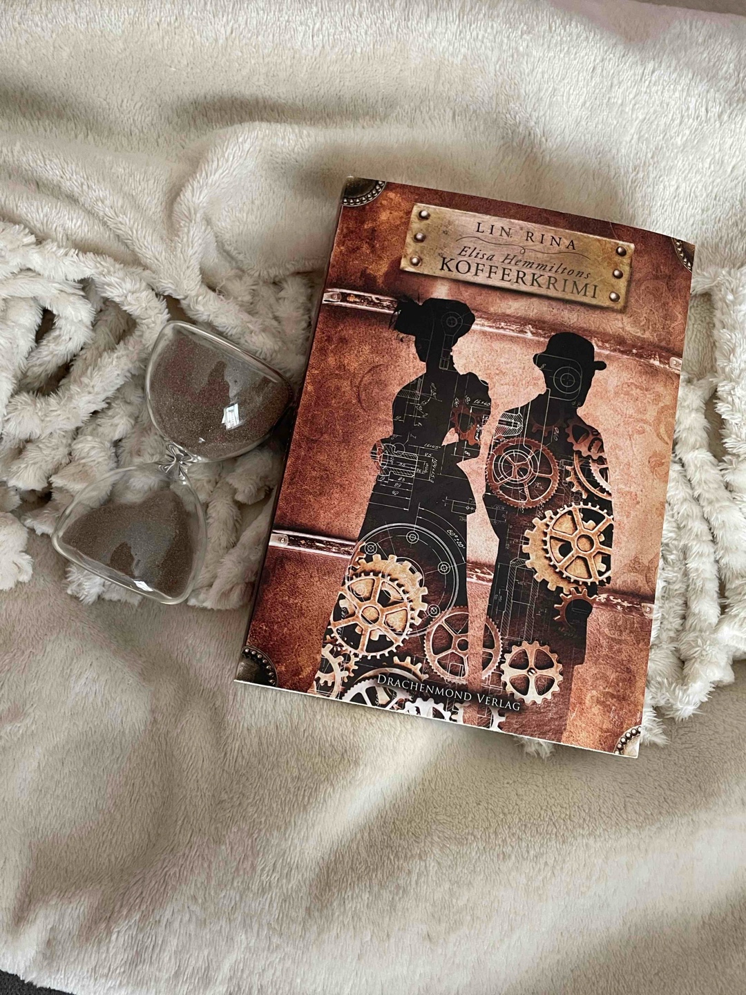 Es war so schön wieder in die Welt von Staubchronik zu tauchen, auch wenn das Buch nicht ganz das ist was ich mir erhofft habe😅 war es trotzdem schön und an einigen stellen extrem spannend ! 