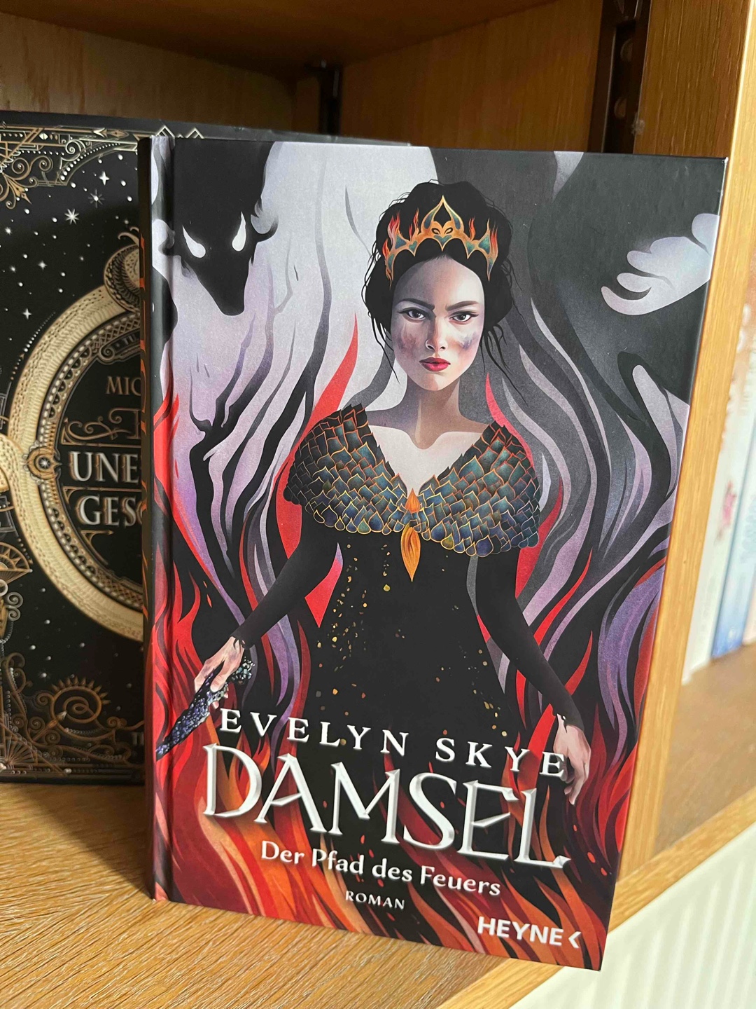 Für alle Drachenliebhaber ein schönes Buch.🐉
Elodie lebt auf der Insel Inophe. Leider ist diese Insel seit Jahrzehnte der Dürre befallen.
Eines Tage bekommt ihr Vater die Botschaft, das sie den begehrten Prinzen Henry auf der Insel Aurea heiraten soll.
Alles verläuft nach Plan, doch die königliche Familie in Aurea lebt nach einem Ritual, welches oben auf einem Berg ausgeführt wird.
Dieses Ritual sorgt dafür das Elodie plötzlich unter der Höhle mit einem Drachen gefangen ist, vor dem sie sich retten muss.