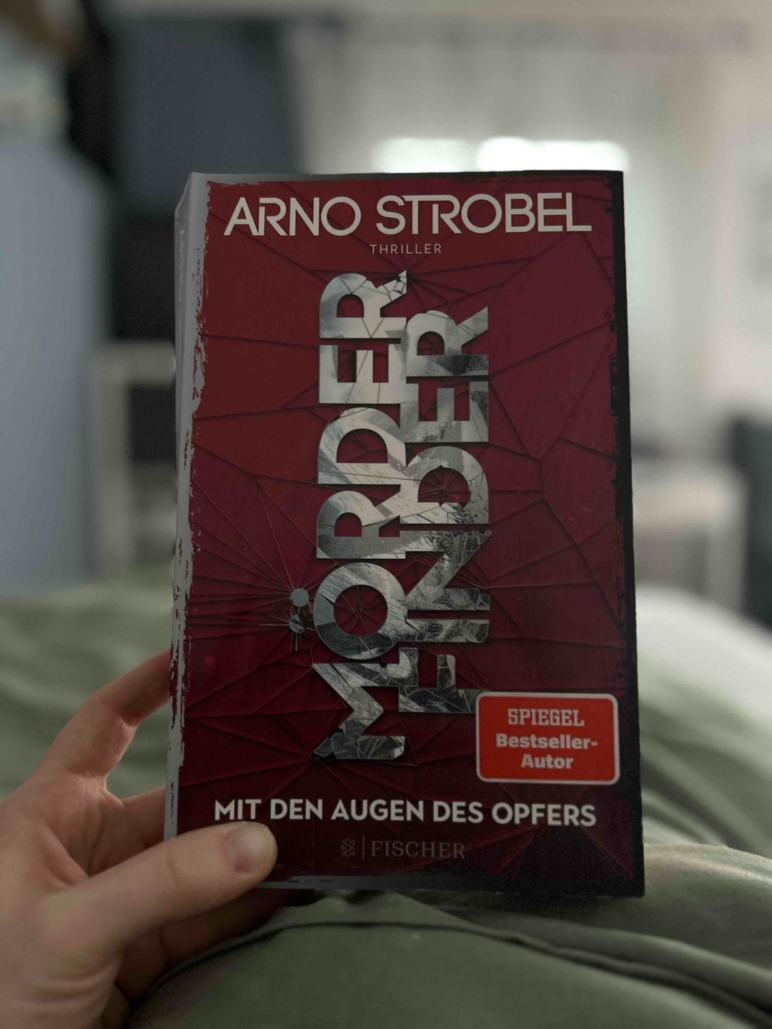 Band 3 ✅ - Setting der Story hat mich nicht ganz so umgehauen, auch fand ich die Erzählweise relativ flach, deutlich weniger Spannung und Drang das Buch fertig zu lesen. Das Ende war etwas eklig 🤢 💀 aber nichts was Fans von heftigeren (Psycho-) Thrillern umhaut 😅