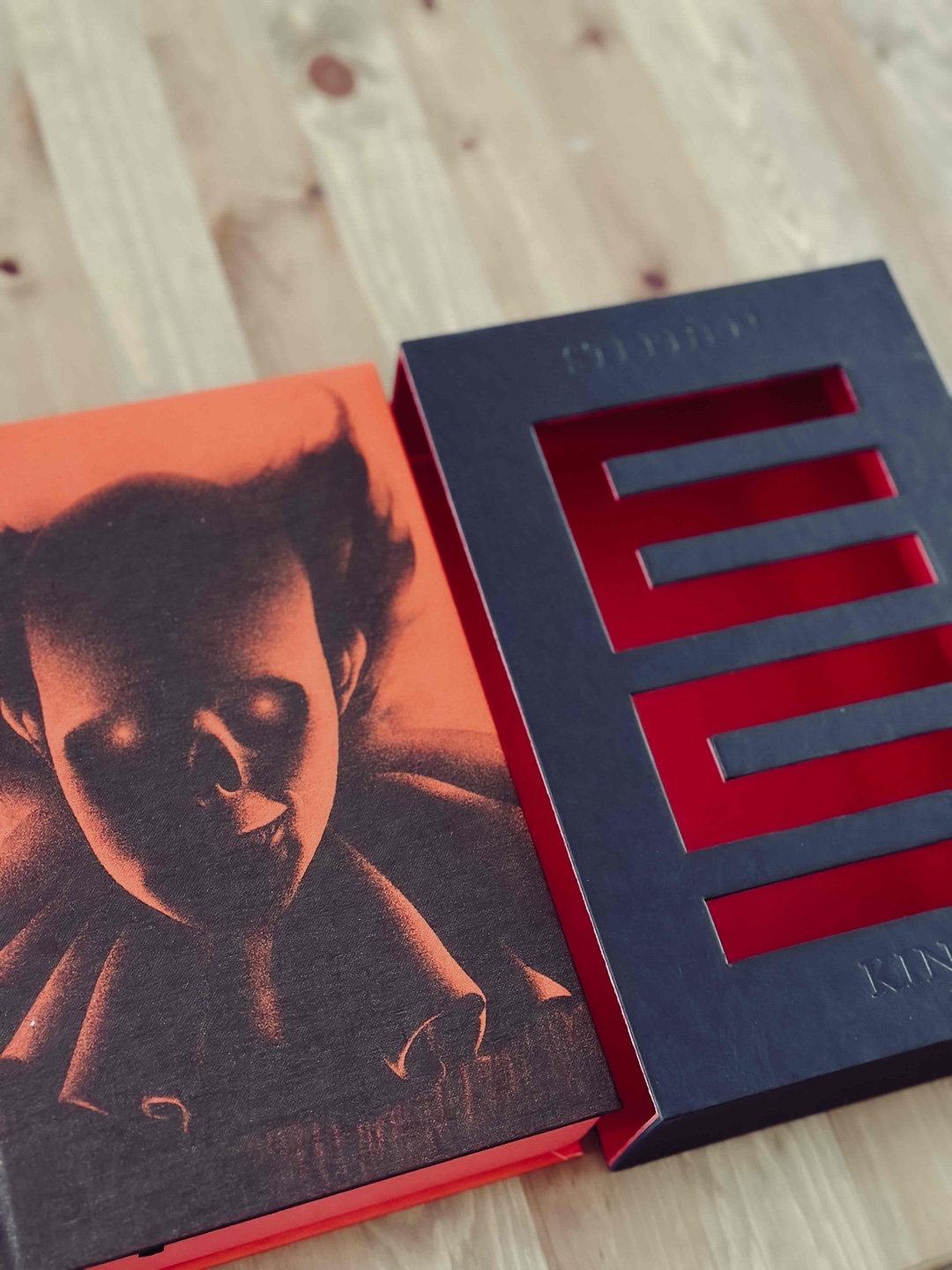 Über 1300 Seiten und dennoch ein Meisterwerk.
Für mich mehr eine Geschichte über Freundschaft und das Erwachsenwerden, als eine über Horror.