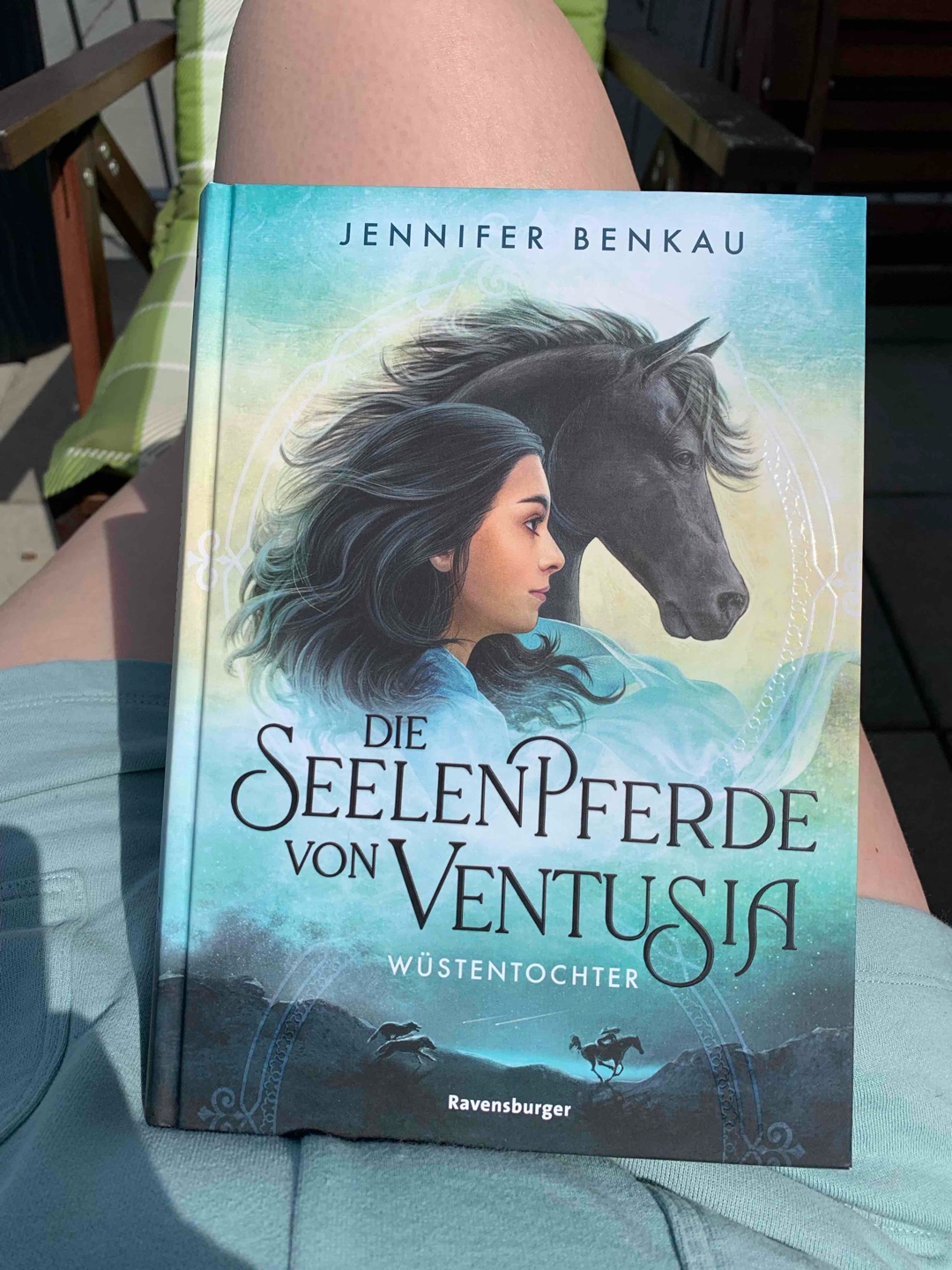 Habe das Buch heute draußen in einem Rutsch gelesen. Es liest sich flüssig und leicht. Fand die Geschichte jedoch schwächer als in Band 1. Aber dennoch ein gelungener Nachfolger.