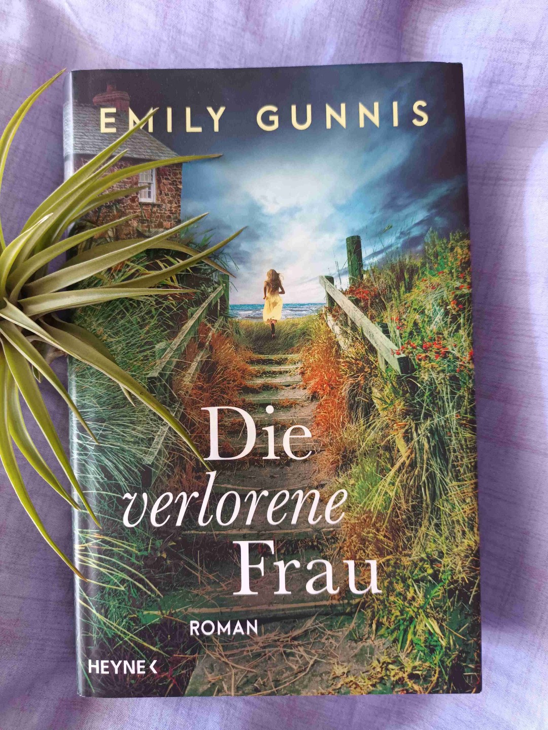Ich liebe den Schreibstil von Emily Gunnis so sehr. Absolut fesselnd und überraschend, auch wenn gegen Ende doch schnell klar wurde wie alles zusammenhängt. Ein packender und sehr trauriger Roman, der zum Nachdenken anregt. Zeitweise war man allerdings doch etwas verwirrt von dem Perspektivenwechseln.
