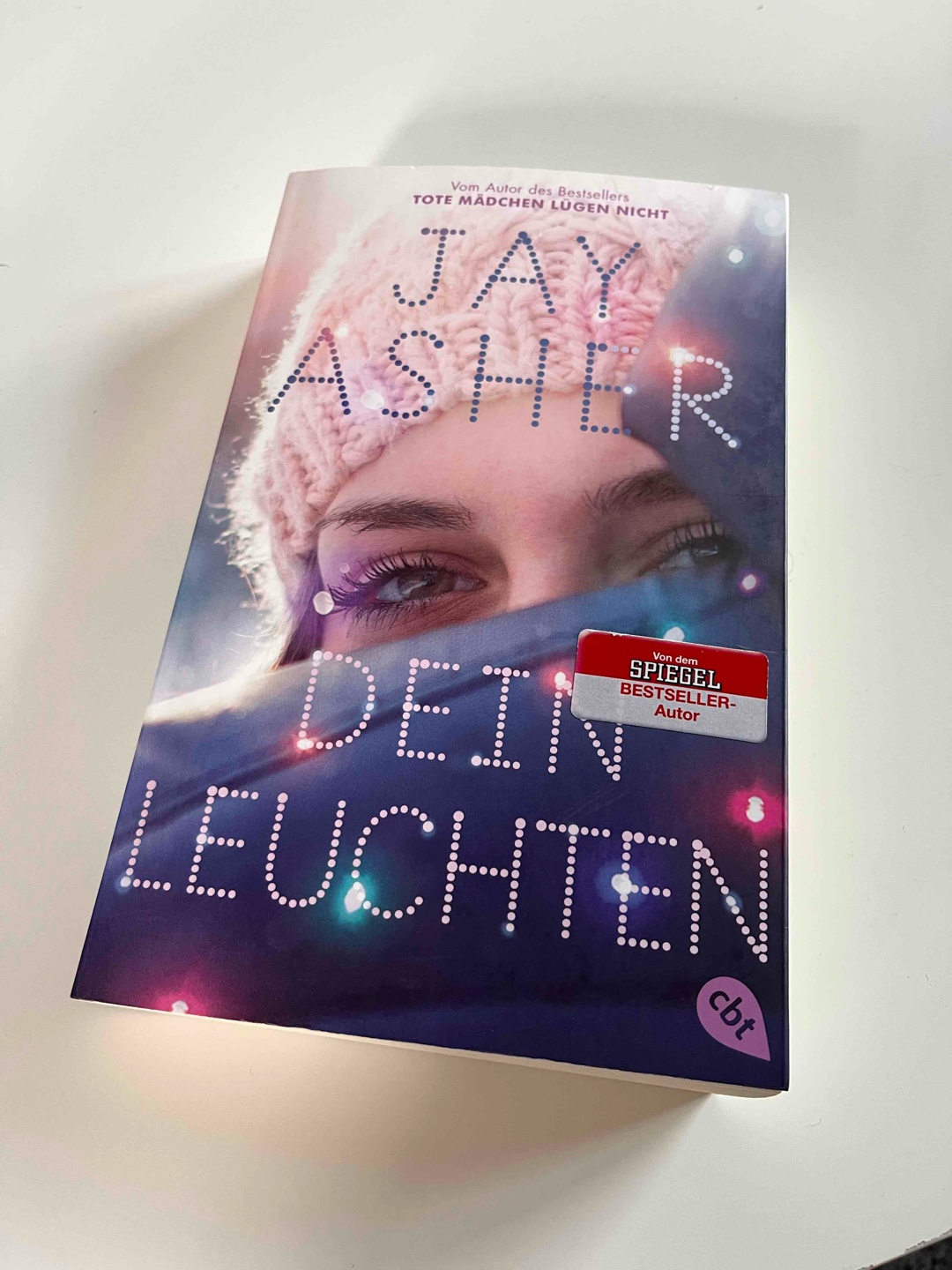 Es war zwar eine süße winterliche Romanze, aber irgendwie hat mich die Story nicht so richtig umgehauen - ich wurde nicht wirklich warm mit der Geschichte und hab mich ehrlich gesagt etwas länger daran aufgehalten, weil ich nie so den Drang hatte weiter zu lesen. Dennoch wollte ich es unbedingt abschließen. Die Charaktere sind auf jeden Fall sehr schön beschrieben, aber kein Vergleich zu Jay Asher‘s Hit „Tote Mädchen Lügen Nicht“