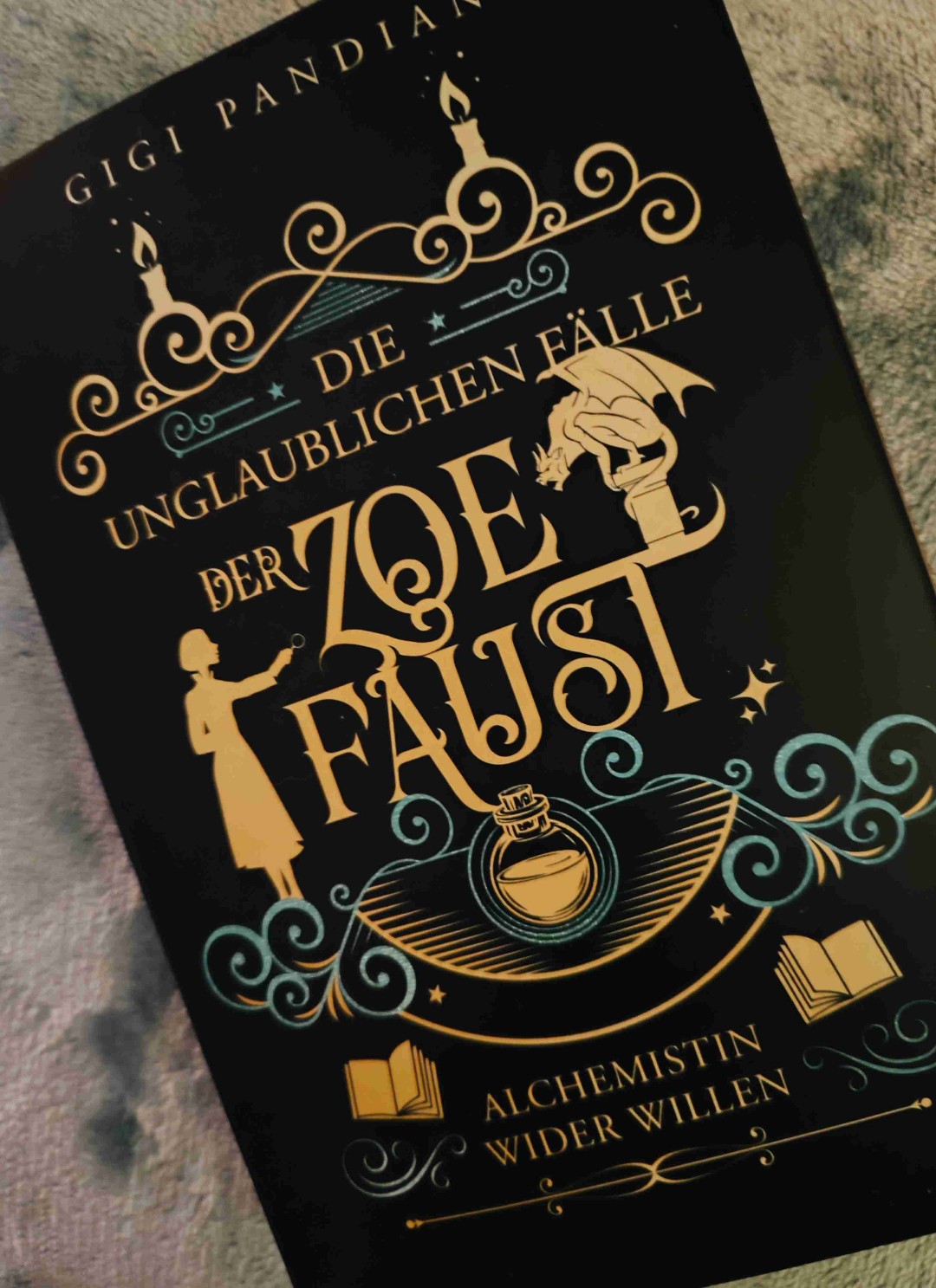 Kleiner Gargoyle, ein mysteriöser Mordfall und eine Prise Alchemie! ⚗️