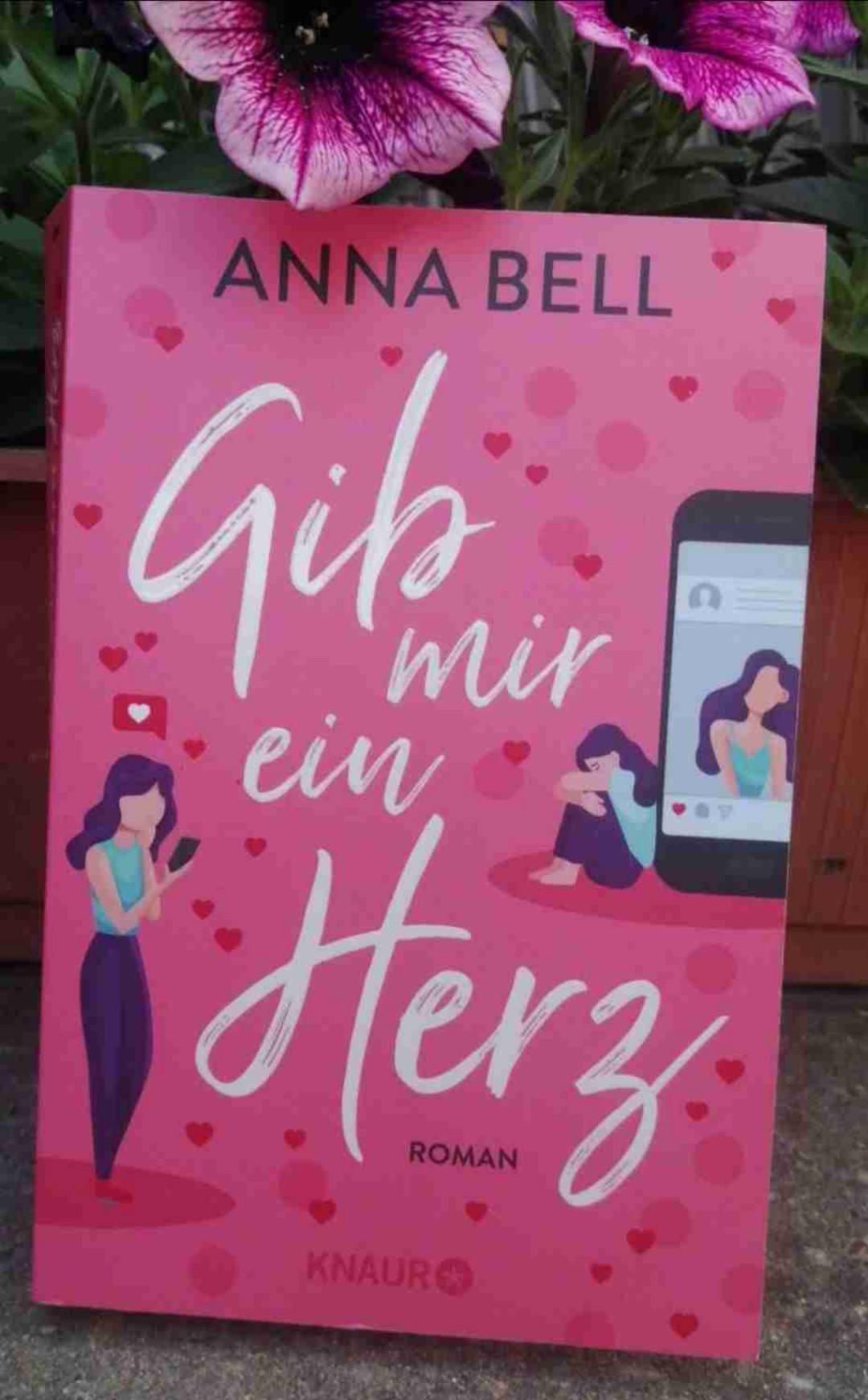 Eine absolute Empfehlung wert
Ich habe dieses Buch verschlungen, es war schön, traurig, lustig, gefühlvoll, humorvoll, beschrieben.
Das Buch hat mich zur Erkenntnis gebracht das social media nicht alles im Leben ist!