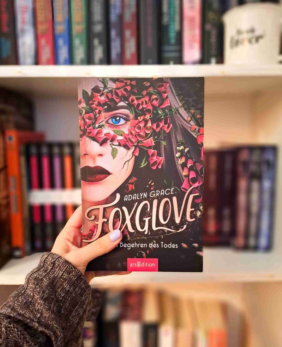 🌟Rezension🌟
Ich habe das Buch "Foxglove" von Adalyn Grace beendet 🥰
•
Eine Mischung aus Fantasie, Mystery und Krimi. Genau das richtige für mich. Band 2 fand ich sogar besser als Band 1. Das Cover finde ich wunderschön und gefällt mir besser als das englische Cover. Der Schreibstil ist einfach gehalten und lässt das Buch schnell lesen. Die Charaktere sind mir alle größtenteils sympathisch. Vorallem Blythe mochte ich sehr gern und freue mich schon auf Band 3 in der sie die größere Rolle spielt. Die Story war düster und mystisch auch Foxglove und deren Geschichte fand ich faszinierend. Das Schicksal fand ich interessant und mochte ich irgendwie lieber als den Tod.
