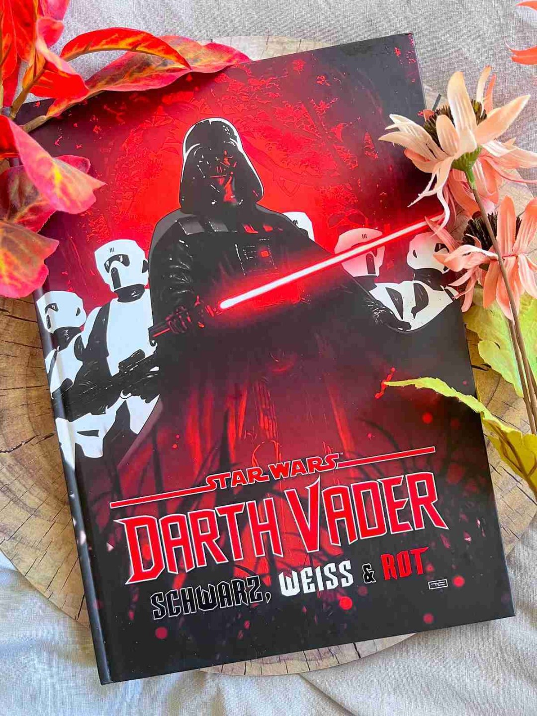 Review ⭐⭐⭐⭐⭐
Darth Vader: Schwarz, Weiss & Rot von Jason Aaron u.a.