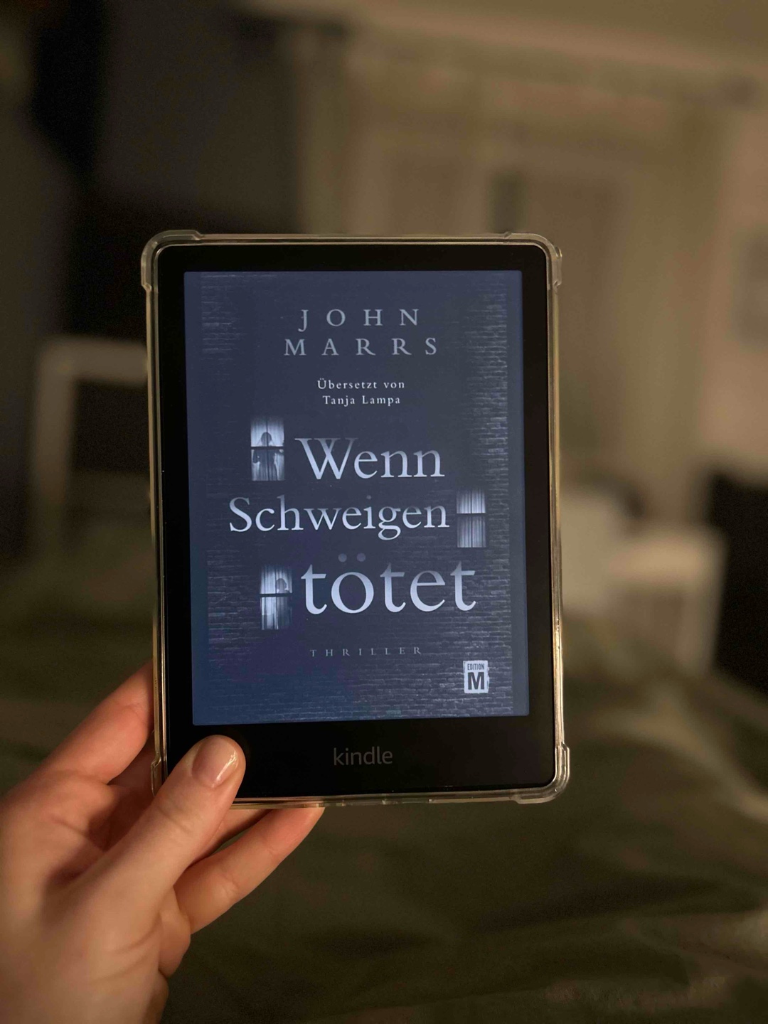 Ähm WTF bitte was war das für ein kranker Psychothriller? Sitze immer noch sprachlos hier 😮💨 Leseempfehlung für alle Psychothriller-Fans, aber sowas von! Allein der Klappentext war schon mega ansprechend - Dunkle Ironie, Eifersucht, Hass, Missgunst, diese kranken Andeutungen, perfides Verhalten, die Garten-Szene (😵💐) - es war einfach unfassbar gut arrangiert, bin sprachlos!