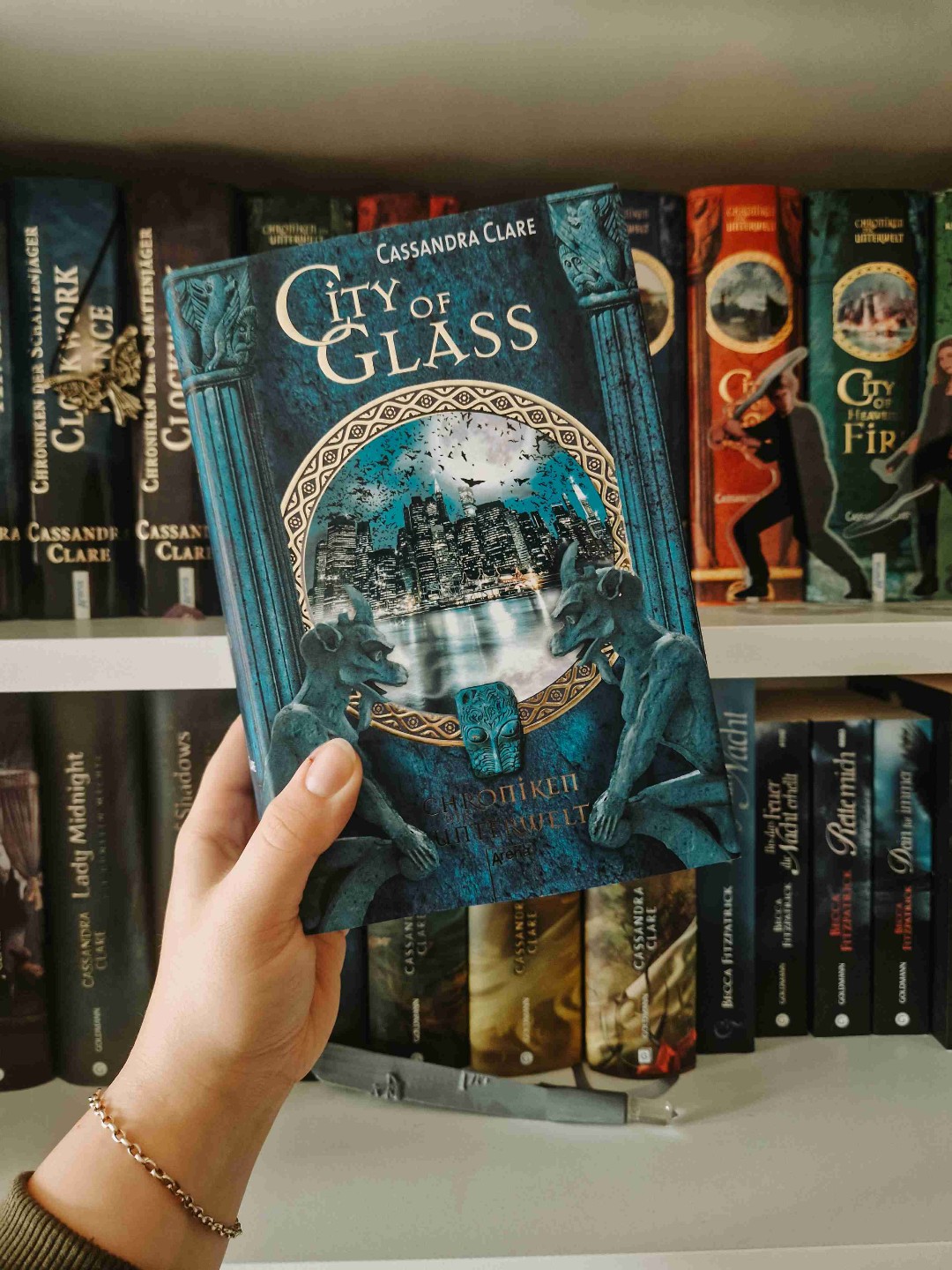 "In euren Adern fließt das selbe Blut. Das Blut des Erzengels."
➰️
