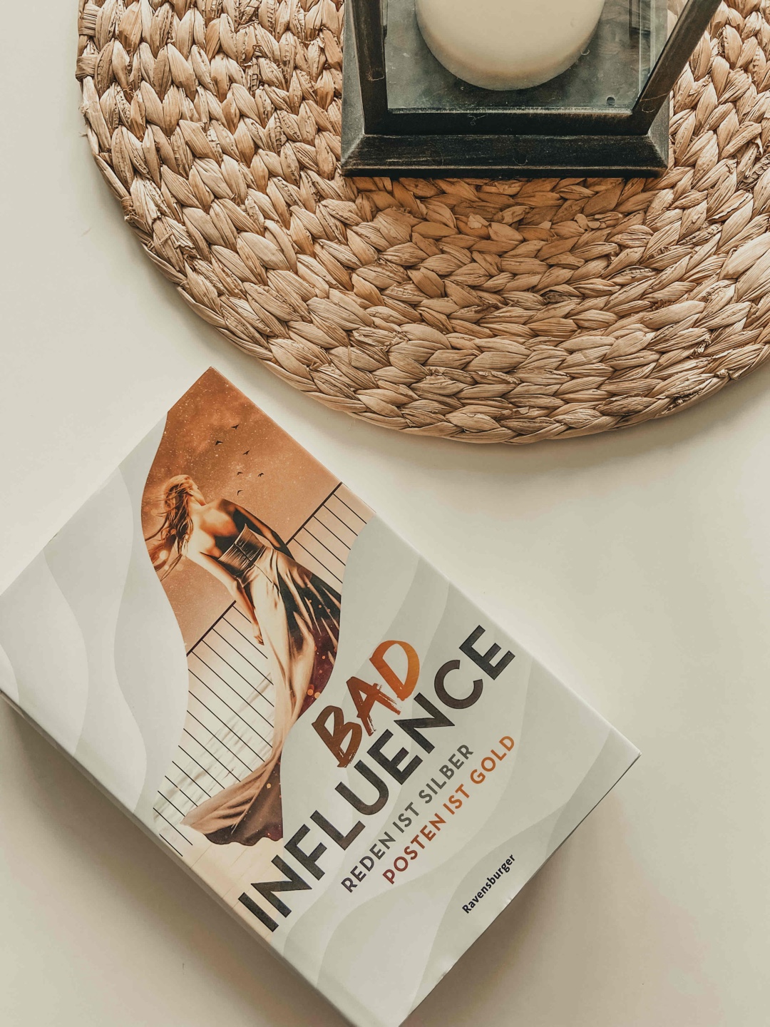 Ein Buch das während des Lesens für viel Diskussionen gesorgt hat! Nach jedem Tag hatte man jemand anderen in Verdacht und hat mitgefiebert! Sehr unterhaltsam!