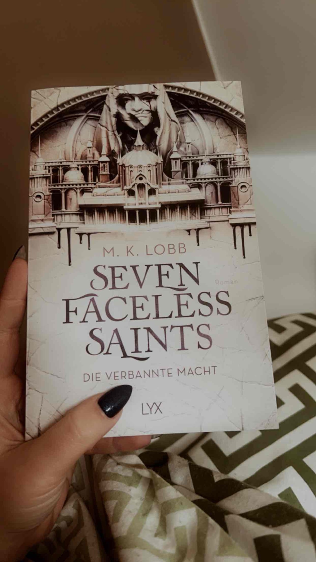 Ich konnte es einfach nicht mehr aus der Hand legen, wenn man einmal in die Welt eingetaucht ist, kommt man nicht mehr aus ihr heraus . Bin sehr gespannt auf Teil 2 🌙
