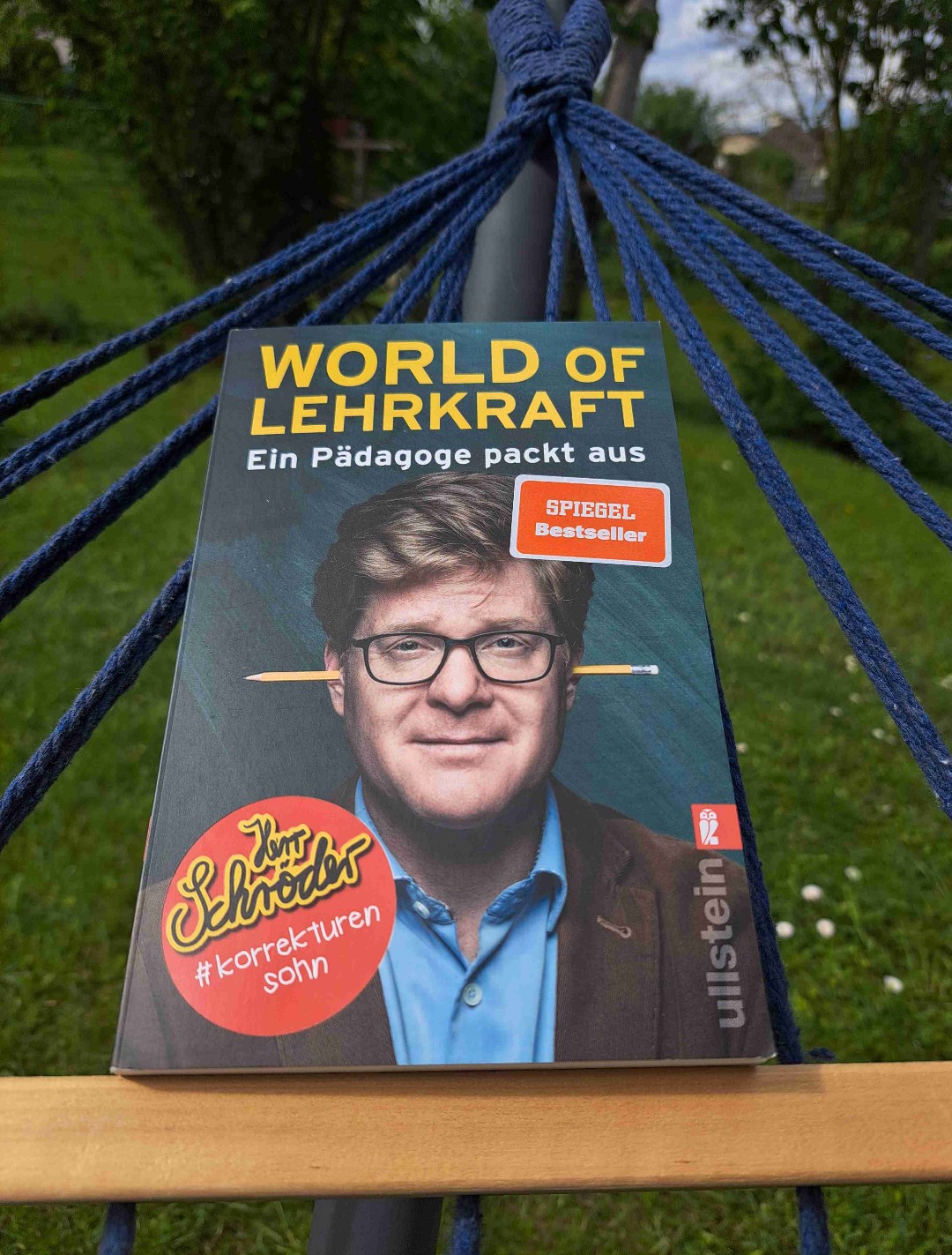 Sehr lustiges Buch. Mir gefiel der Humor. Kann ich nur empfehlen... für zwischendurch ein flottes Buch. Leicht und schnell zu lesen =)
Habe das zweite Buch von ihm schon hier liegen.