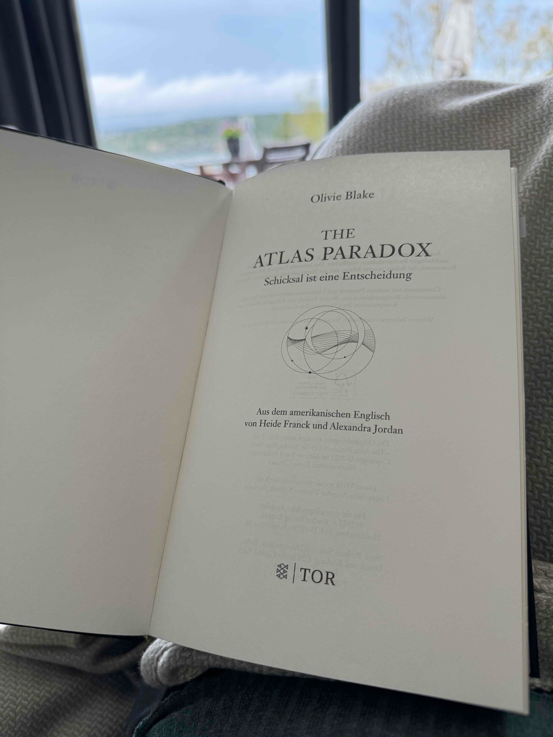 Viel besser als Teil 1. Spannend, interessant und mal was ganz anderes. Habe es sehr gern gelesen und die Charaktere gut kennengelernt.