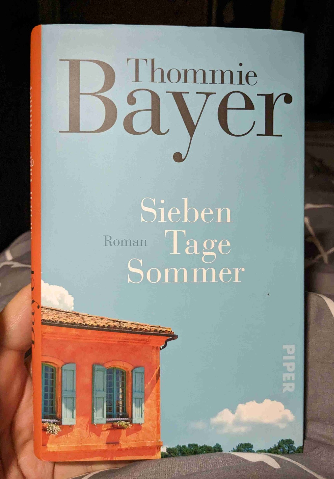 Ich war am Anfang skeptisch und konnte das Buch und die Geschichte nicht wirklich einschätzen ...aber es hat mich zu 100% überrascht und begeistert...
Der Inhalt war auf seine Weise fesselnd und interessant, und regt zum Nachdenken an.
Der Schreibstil ist einfach ab richtig flüssig locker zu lesen. Es wird im Mail Verkehr Stil erzählt zwischen Max Torberg und Anja . Und die Darstellung des Settings unfassbar real...ich habe förmlich die zirkaden gehört und die Düfte eines Sommers in Südfrankreich gerochen. Einfach traumhaft .
Absolute Leseempfehlung...für mich ein Monatshighlight