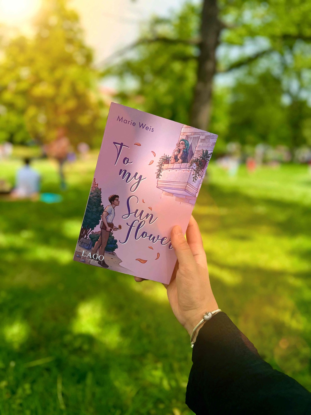 Das Buch fühlte sich an wie eine lange und warme und wohltuende Umarmung. 🫂🌻💛
Es ist eine süße Story mit emotionalen Themen, die auf jeden Fall super wichtig sind.🥹🫶🏻