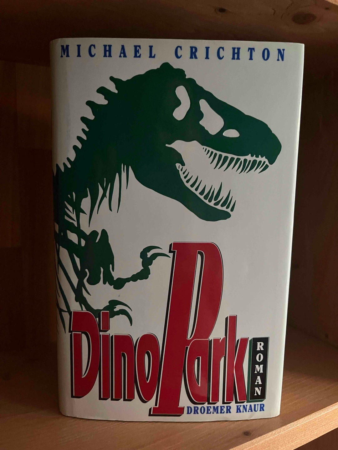 Es ist sehr interessant zu sehen wie weit der Film doch vom Buch entfernt ist eigentlich ist nur die Idee die selbe die Geschichten unterscheiden sich doch sehr voneinander wobei mir das Buch wesentlich besser gefallen hat,es ist wesentlich düsterer,die Charaktere sind wesentlich vielschichtiger und interessanter.
Wie eigentlich bei jedem Roman von Chrichton wird viel Wert auf den technischen Aspekt gelegt wodurch es immer wieder zu einigen Längen kommt.
Dennoch hat das Buch echt Spaß gemacht.