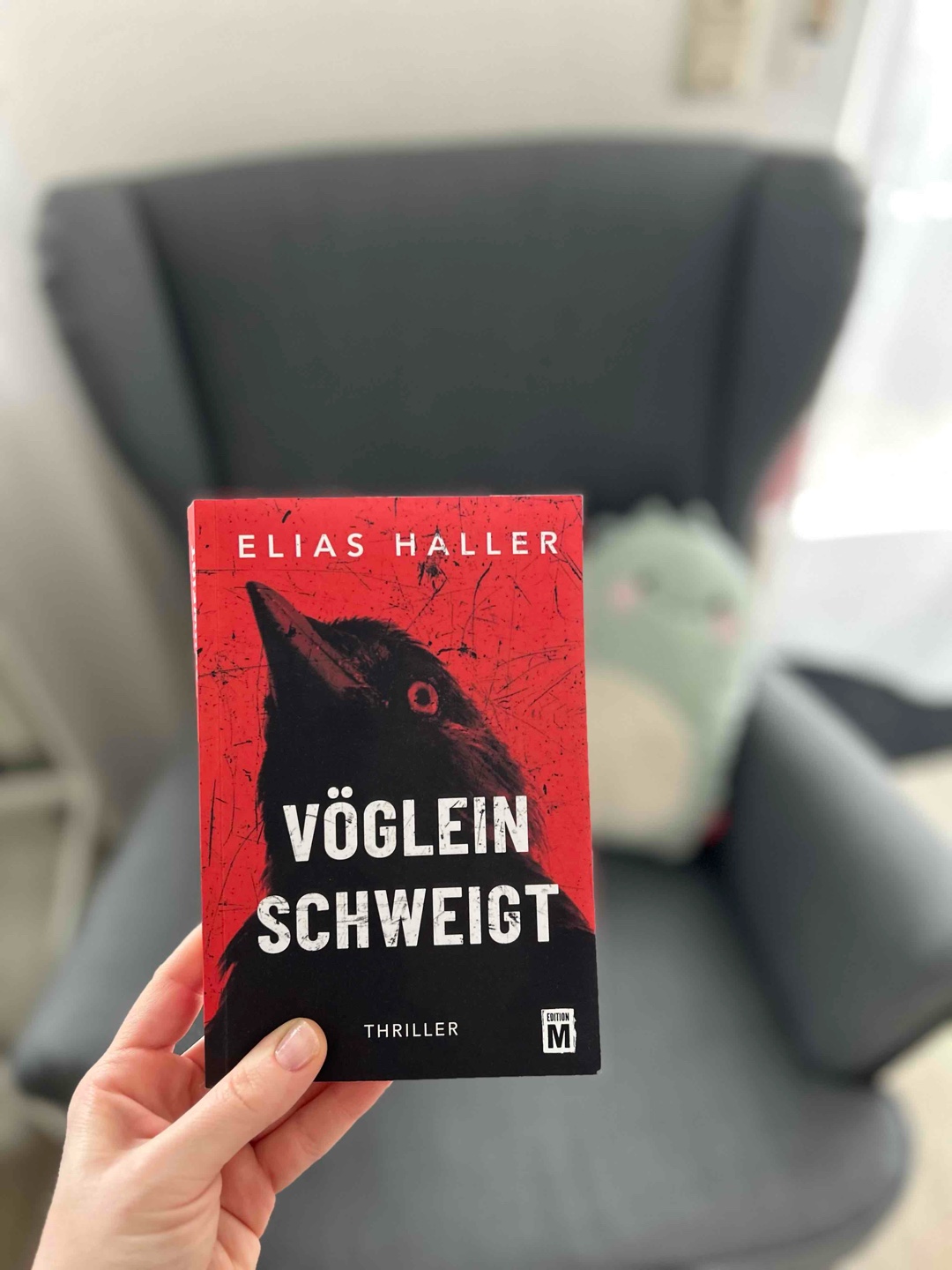 Band 2/3 ☑️ ein sehr krankes Buch 😵 zumindest stellenweise nichts für zart beseitete Mitmenschen 💀 ⚰️ 🩸 finde es aber empfehlenswert, die Bücher direkt hintereinander wegzulesen. Mir viel es schwer, wieder einzukommen nachdem Rotkäppchen lügt doch schon einige Zeit her war und im Buch sehr viele Storys parallel laufen (Vergangenheit, aktueller Fall, Noras Geschichte, Storys über hohen Polizeimenschen/Politiker) - hat oft für Spaghetti 🍝 in meinem Kopf gesorgt, weil ich nicht so viele Sachen parallel verfolgen /mir merken kann.