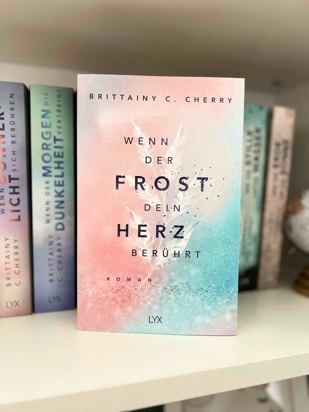 Ein neues Buch von der Gefühlskönigin. Es erzählt eine bewegende Geschichte mit starken Emotionen und wichtigen Themen. Normalerweise bin ich von Cherry's Büchern mehr gepackt, aber diesmal hat mich die emotionale Tiefe nicht ganz überzeugt. Die Handlung war manchmal einfach zu übertrieben und nicht nachvollziehbar. Die Charaktere Starlet und Milo machen zwar eine Entwicklung durch, aber manches wirkte zu künstlich oder überladen. Das Thema Schüler/Lehrer war für mich etwas schwierig. Dennoch ist es ein sehr gefühlvolles, romantisches & trauriges Buch.
