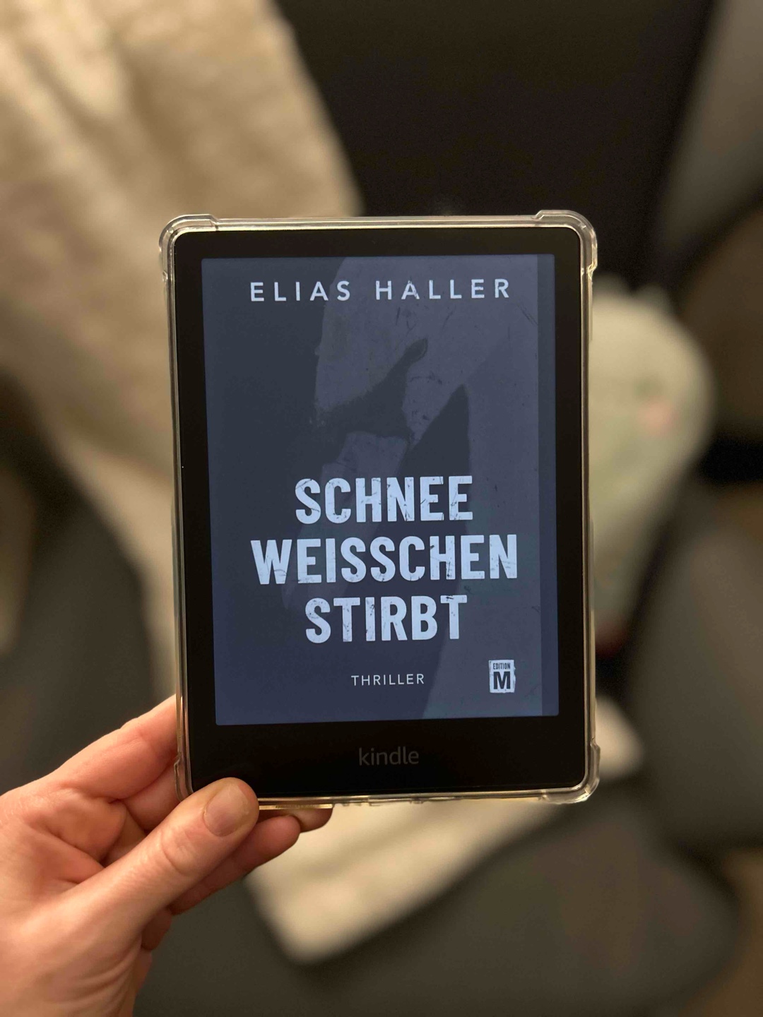 Finale der Grimm-Triologie ☑️
Was soll ich sagen, es war ein auf und ab 🎢.. teilweise hat sich der Inhalt sehr gezogen, es ging kaum vorwärts, und die Lust am Lesen ging bergab… und dann gab es doch immer wieder spannende Momente und ein nicht vorhersehbares Ende, das es für mich auch nochmal rausgehauen hat! Tendenziell aber eine Buchereihe für Leser (innen) die viele Storys gleichzeitig im Hinterkopf verfolgen können ohne durcheinander zu kommen.