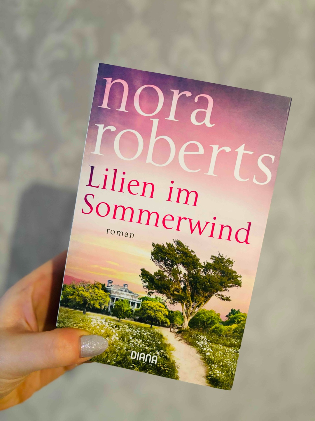 »Ja. Ja, das will ich. Und ich möchte gern mit dir nach Paris fahren, an einem Tisch in der Sonne sitzen und Wein trinken. Und dich lieben, wenn die Sonne aufgeht. Und danach lass uns hierher zurückkommen und uns ein gemeinsames Leben aufbauen.« 🫧