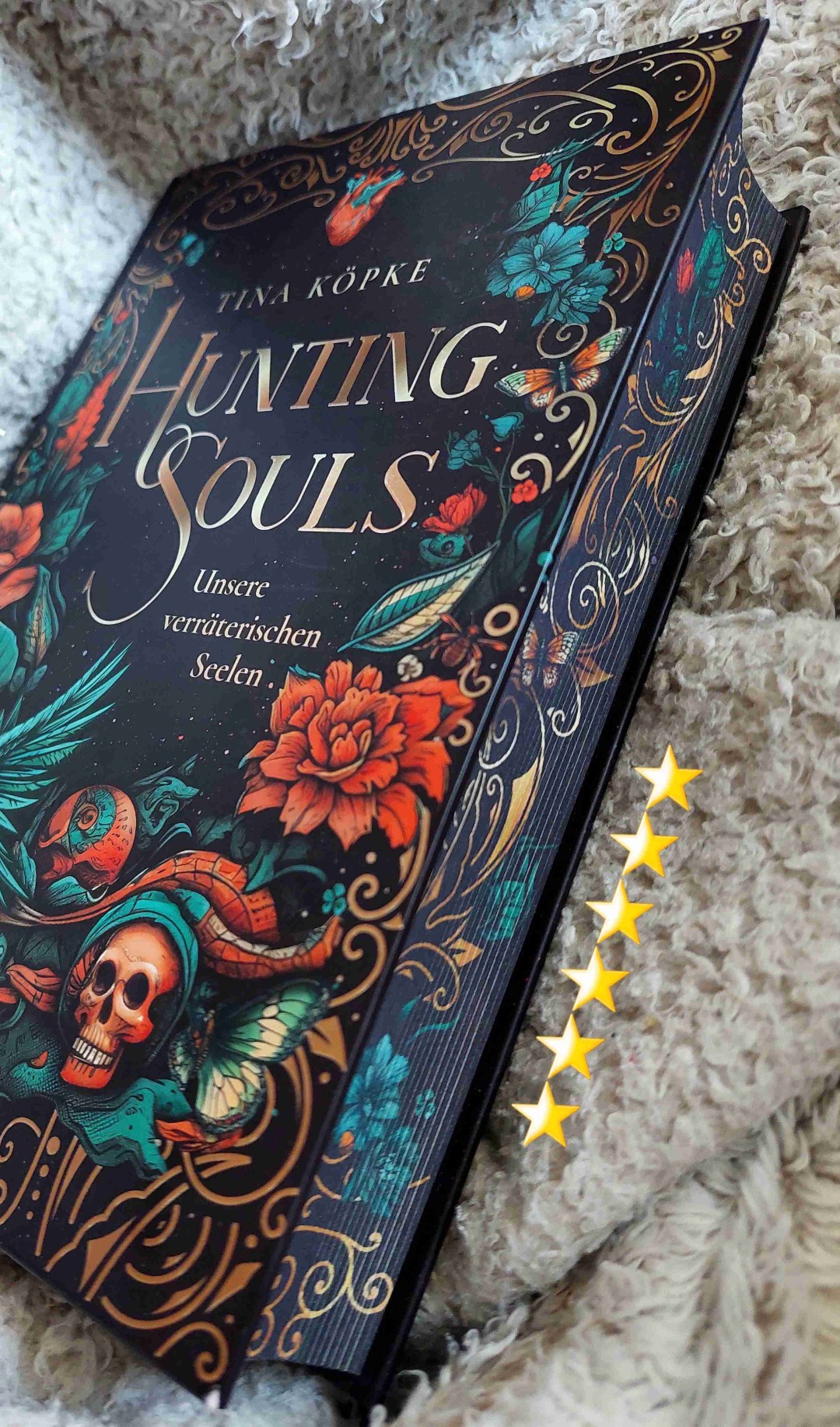 Jahreshighlight bisher ~ würde sogar mehr Sterne geben 🤗 ~ witzig, toller Schreibstil, spannend, erfrischend, fieser Cliffhanger 😐 ~ gibt mir Adams Family/Wednesday-Vibes ~ bin ABSOLUT verliebt in Katrina & Tate 🤍