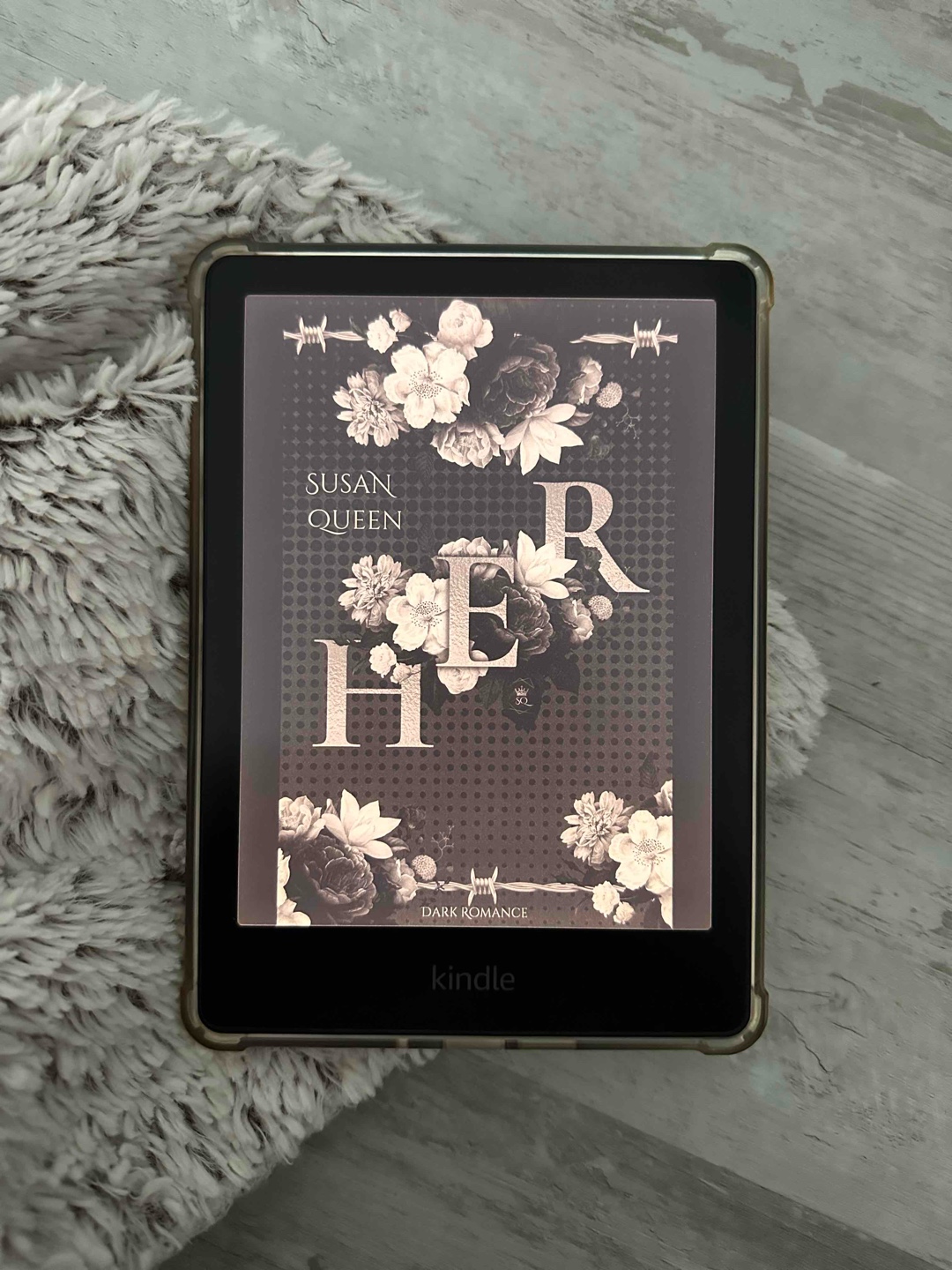 Ich muss sagen das ich lange überlegt habe, ob ich dieses Buch 4,5 oder 5 Sterne geben sollte.
Bei einer Sache, blieb noch ein Fragezeichen offen, deswegen habe ich mich entschieden dieses Buch 4,5 Sterne zu geben.
Was soll ich sagen das Buch war einfach wow!
Es war noch besser als der erste Teil. 🌸
Die Spannung blieb bis zum Schluss!!
Es werden sehr ernste Themen angesprochen !
Ich bin traurig das die Geschichte zu Ende ist. Die Protagonisten waren einfach toll.
Ich werde auf jeden Fall mehr von der Autorin lesen.
Die Bücher sind absolut zu empfehlen! 🌸😇