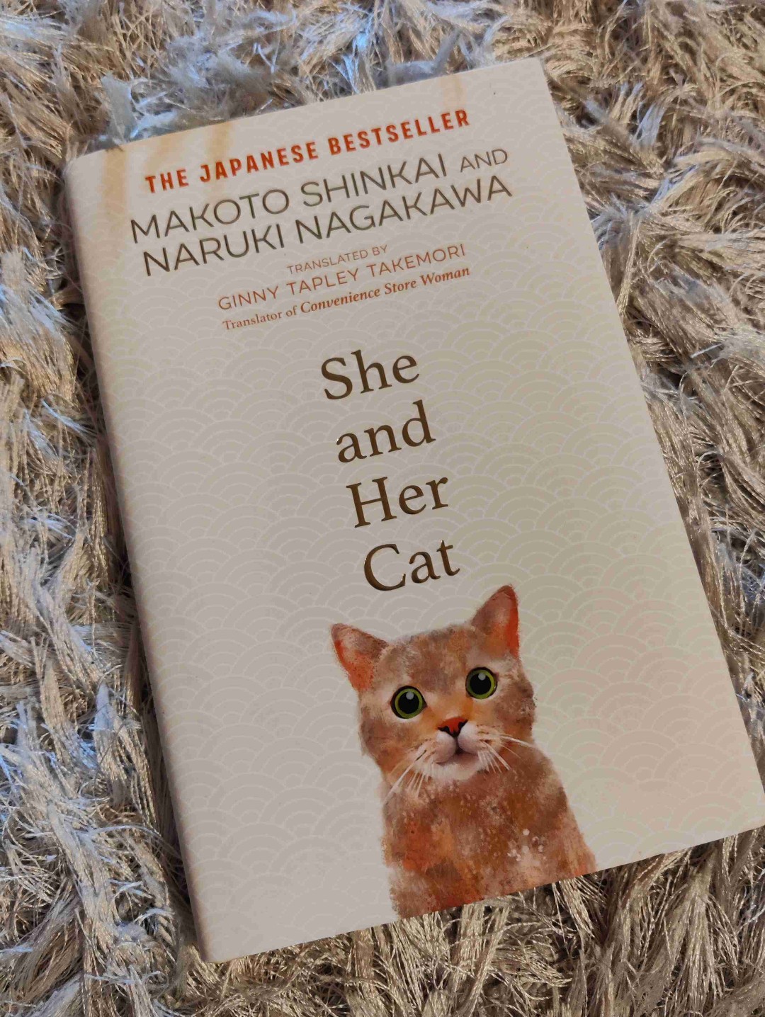 Schöne Kurzgeschichten über das Leben von vier Katzen und ihrer Besitzer. Die Geschichten können unabhängig voneinander gelesen werden, bauen aber trotzdem aufeinander auf. Am Ende fügt sich alles und Tränchen lief dann doch mal die Wange runter. 💕