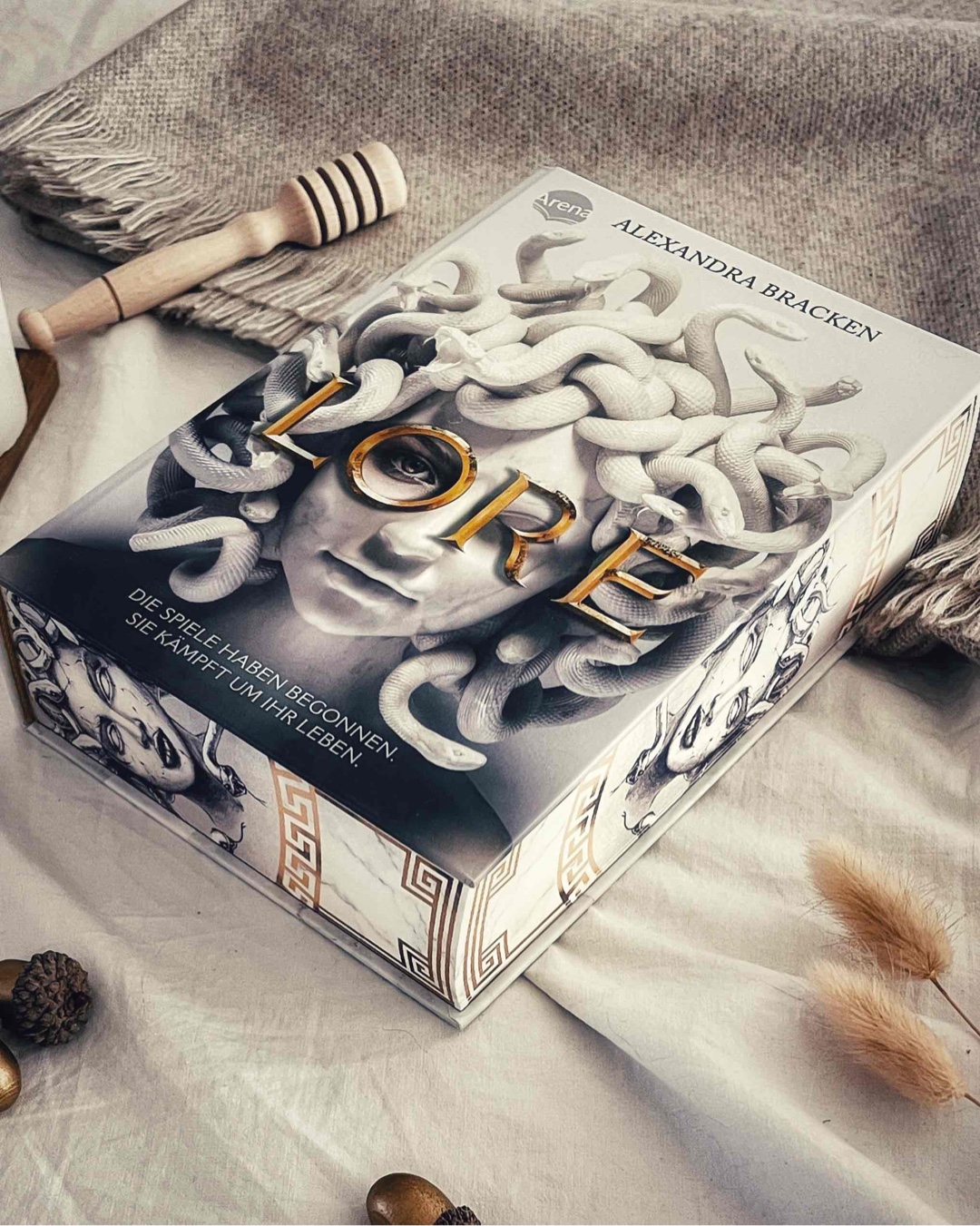 Ich habe das Buch geliebt und verschlungen 

"Lore" von Alexandra Bracken entführt die Leser in eine düstere Welt, in der alte Götter, genannt "Aigamuxa", alle sieben Jahre in einem brutalen Wettkampf namens "Agon" auf die Erde kommen. Lore, die einst mit diesem gefährlichen Erbe gebrochen hatte, wird widerwillig zurück in das blutige Spiel gezogen, als dunkle Geheimnisse und tödliche Rivalitäten sie einholen.