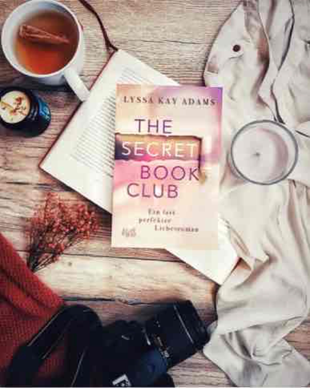 "The Secret Book Club" mag nicht jeden Leser gleichermaßen begeistern, aber für diejenigen, die nach einer leichten, romantischen Unterhaltung suchen, könnte es genau das Richtige sein. Eine angenehme Lektüre für einen gemütlichen Nachmittag, wenn man eine Geschichte mit Herz und Humor genießen möchte.
Profisportler Gavin Scotts Ehe kriselt, und seine Frau Thea will sie beenden. Gavin, ratlos und verzweifelt, landet im Secret Book Club, wo Männer heimlich Liebesromane lesen, um Frauen zu verstehen. Anfangs skeptisch, entdeckt Gavin, dass die Romane ihm helfen könnten, seine Ehe zu retten. Thea steht eine noch viel größere Überraschung bevor – wird ihre Liebe eine zweite Chance bekommen?