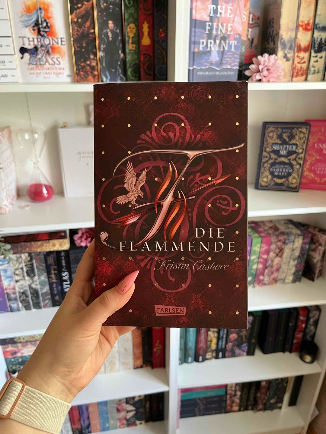 Bei Band 2 habe ich mich deutlich besser in die Story gefunden. Die Flammende ist eine Art Vorgeschichte. Auch hier gibt es wieder eine starke Protagonistin. Leider gab es wieder unglaublich viele Charaktere und viele Namen. An manchen Stellen war die Handlung für mich nicht ganz so schlüssig. Auch wie in Band 1 wollte ich wissen, wie es weiter geht, obwohl es keine wirkliche Spannung gibt und sich eher monoton durchs Buch zieht. 🐦🔥