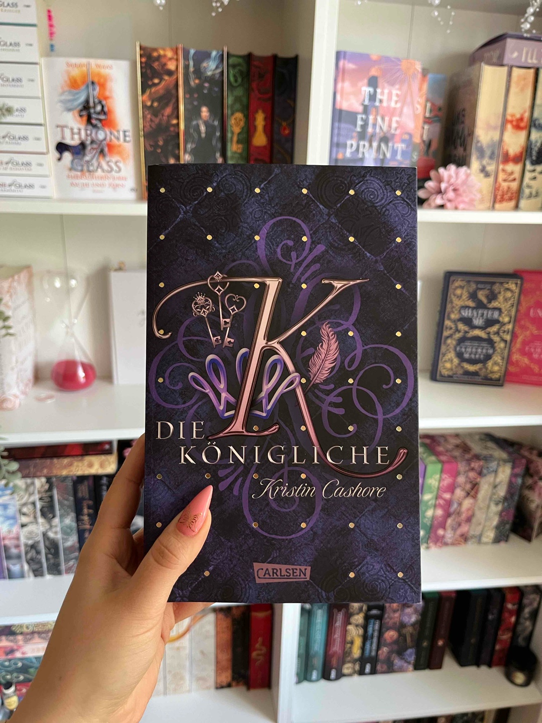 Die Handlung in Band 3 spielt wieder ein paar Jahre nach Band 1. Für mich der bisher beste Band der Reihe, wobei ich auch „nur“ 3 Sterne vergeben habe. Leider blieb das Worldbuilding auch wieder leer. Wir haben hier eine junge Protagonistin, die kaum ihre gewohnte Umgebung verlässt. Es war schön, dass die Protas aus den vorherigen Bänden auch vorkamen, so kannte man wenigstens ein paar Namen. Ob ich Band 4 noch lesen werde steht in den Sternen.