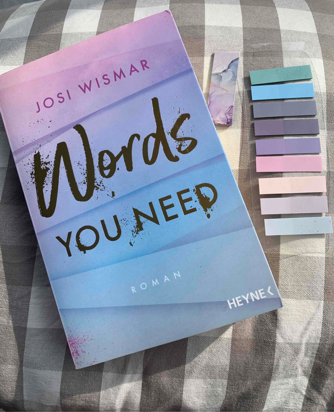 Josi hat es mir mit ihrem tollen und bezaubernden Schreibstil leicht gemacht, die Liebe und Ängste nachempfinden zu können. Lexie ist unglaublich stark und schlagfertig. Ich mochte sie sehr gerne und hab mir innerlich gewünscht sie zu kennen. Ängste und eine einsame Vergangenheit klauen Lexie oft die Leichtigkeit. Nate war mehr als passend für Lexie!!!! Die beiden zusammen sind der Hammer 😍
Ich hab es sehr genossen dieses Buch zu lesen! Es ging unglaublich leicht von der Hand und ich hab jeden Moment in Amber Falls geliebt 😍