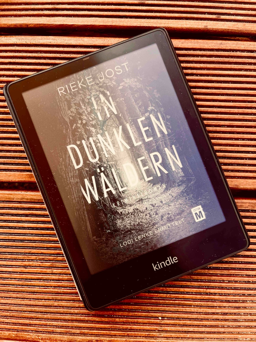 Das Buch hat mich leider gar nicht überzeugt.
Seltsamer Schreibstil, seltsames Verhalten der Kommissare.
Ich konnte gar nicht richtig in die Story rein finden. 
Auch die Auflösung am Ende war nicht sonderlich spannend oder aufregend.