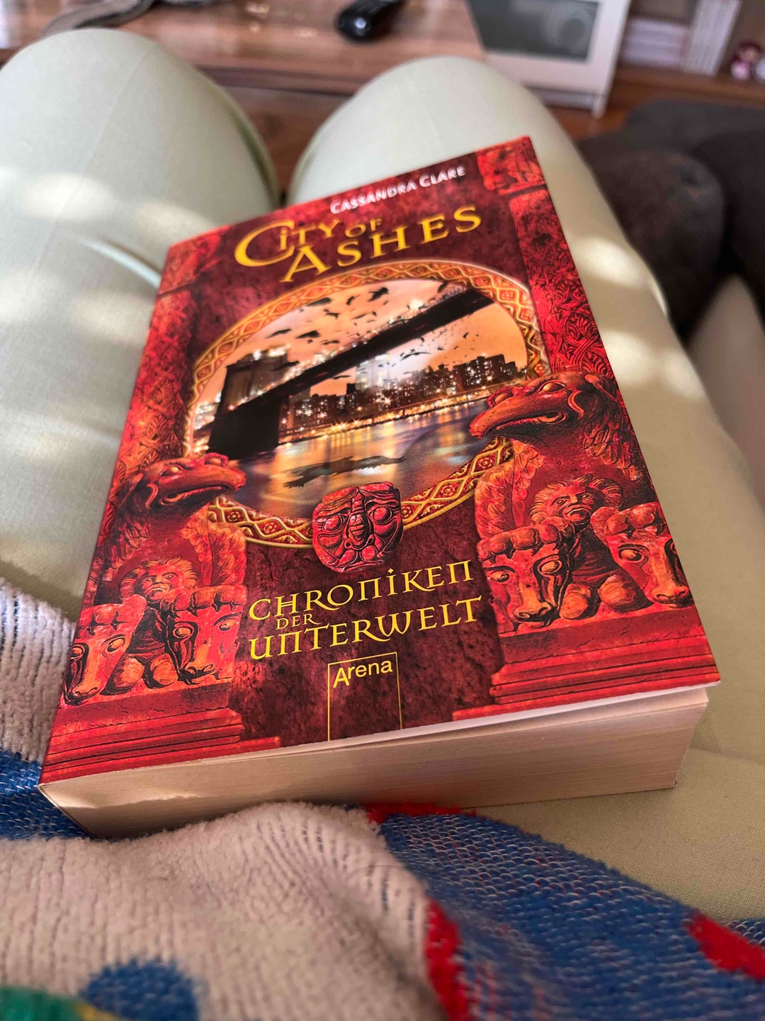 Zuviel hysterisches Gekeife von Clary zuviel blödmann gehabe von Jace…alles in allem immer noch nicht wirklich den Hype wert wie ich finde