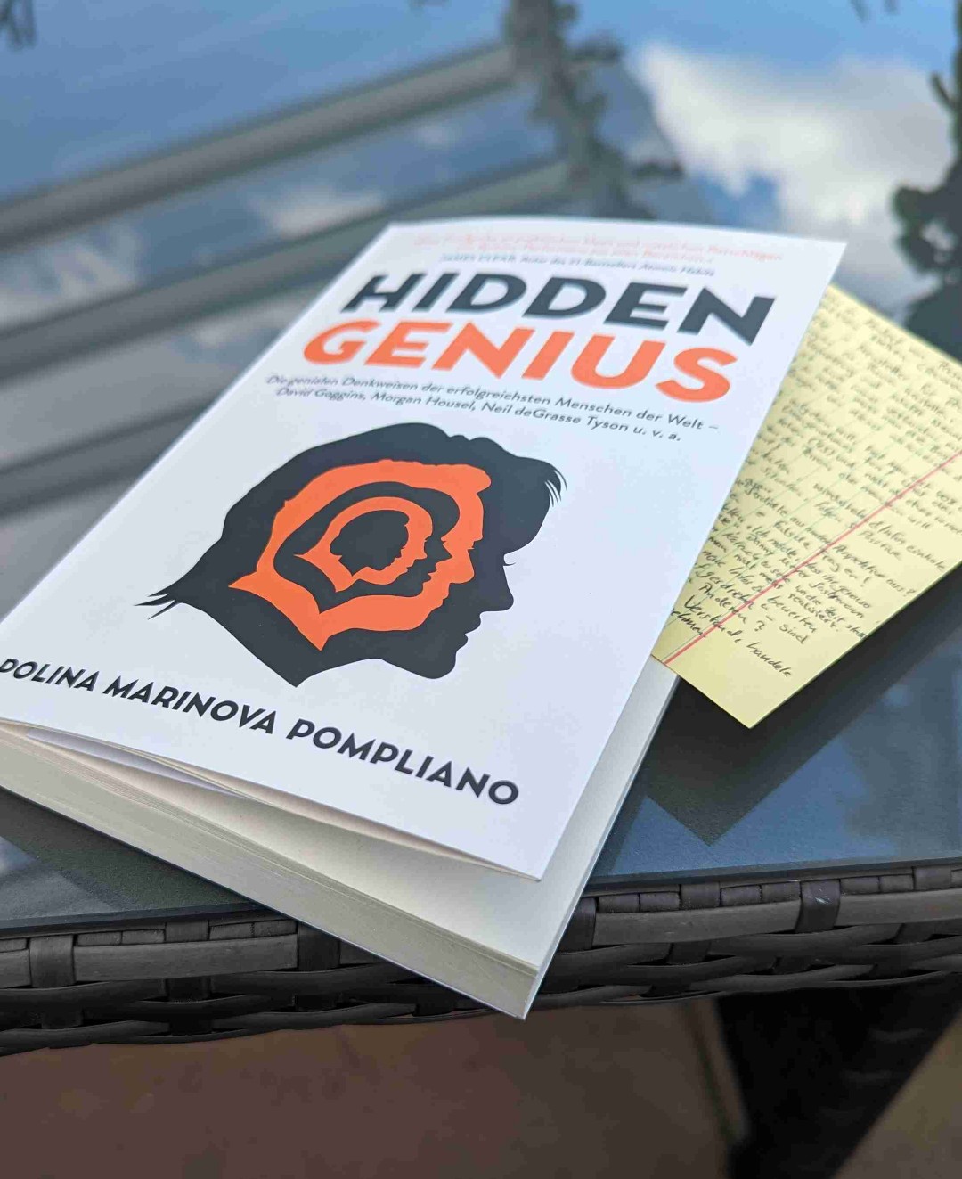 Wundervoll, kurzweiliges Buch mit einigen Aussagen zum Reflektieren. Das Buch ist lebendig geschrieben, hab es in einigen Stunden durchgelesen und zeigt viele Konzepte, Gedanken und Erfahrungen auf, die man sich auf der Zunge zergehen lassen kann. Gespickt sind die Informationen mit Zitaten, Auszügen und Erfahrungen von einigen sehr erfolgreichen Menschen, die bewiesen haben das die Entwicklung stark bei einem selbst beginnt.