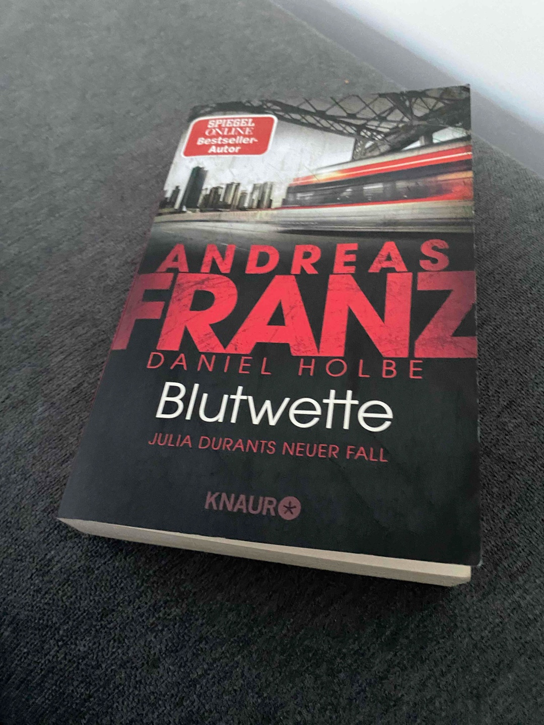 Leider kannte ich die anderen Teile nicht deshalb waren ein paar „Zwischengeschichten“ für mich merkwürdig …..
Der Fall ansich war sehr spannend