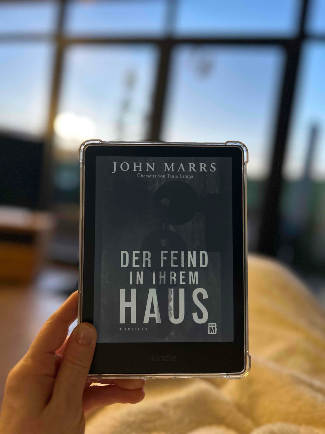 Nachdem >> Wenn Schweigen tötet<< mich absolut aus den Socken gehauen hat (5/5⭐️), wurde das mein 2. Buch des Autors. Der Start hat mich nicht so ganz umgehauen, ab dem 2. Teil des Buches ging es wirklich spannend in einer Steilkurve nach oben 📈 und hat mich mitgerissen, aber danach wurde es wirklich zäh. 3 Sterne für die Idee der Story, die wirklich cool ist, aber die Umsetzung war dann doch eher mangelhaft und zu langgezogen am Ende, was die lesebegeisterung massiv gedrückt hat. Eher keine Empfehlung…