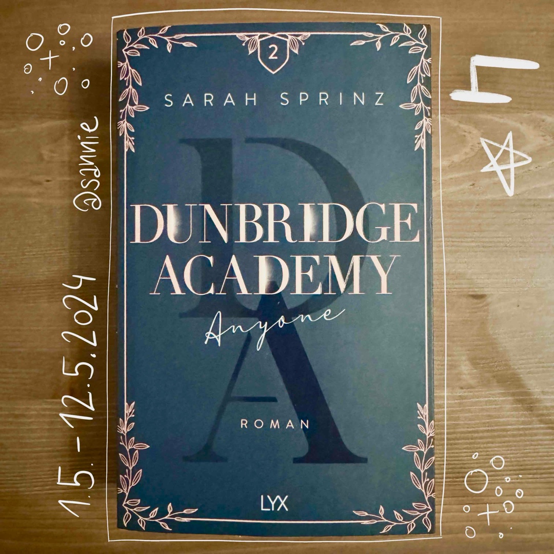 Hach, ich liebe es, an der Dunbridge Academy zur Schule zu gehen. Ich mochte auch den zweiten Teil sehr. Ich war in großer Versuchung, 5 Sterne zu geben, aber ich wollte ja dieses Jahr kritischer sein. Menno. Anfangs haben sich die Theaterszenen etwas gezogen, aber als alles in Fahrt kam, konnte ich das Buch nicht mehr weglegen.
Da ich mit Sarah Sprinz bereits ein ausführliches Fachgespräch über Harry Styles geführt habe, weiß ich, dass sie ein großer Fan ist und ich habe die unzähligen Hints im Buch so sehr gefeiert. If you know, you know. 🫶🏼
PS: der Cliffhanger ist unfassbar fies. Gott sei dank, habe ich den finalen Band schon hier liegen.