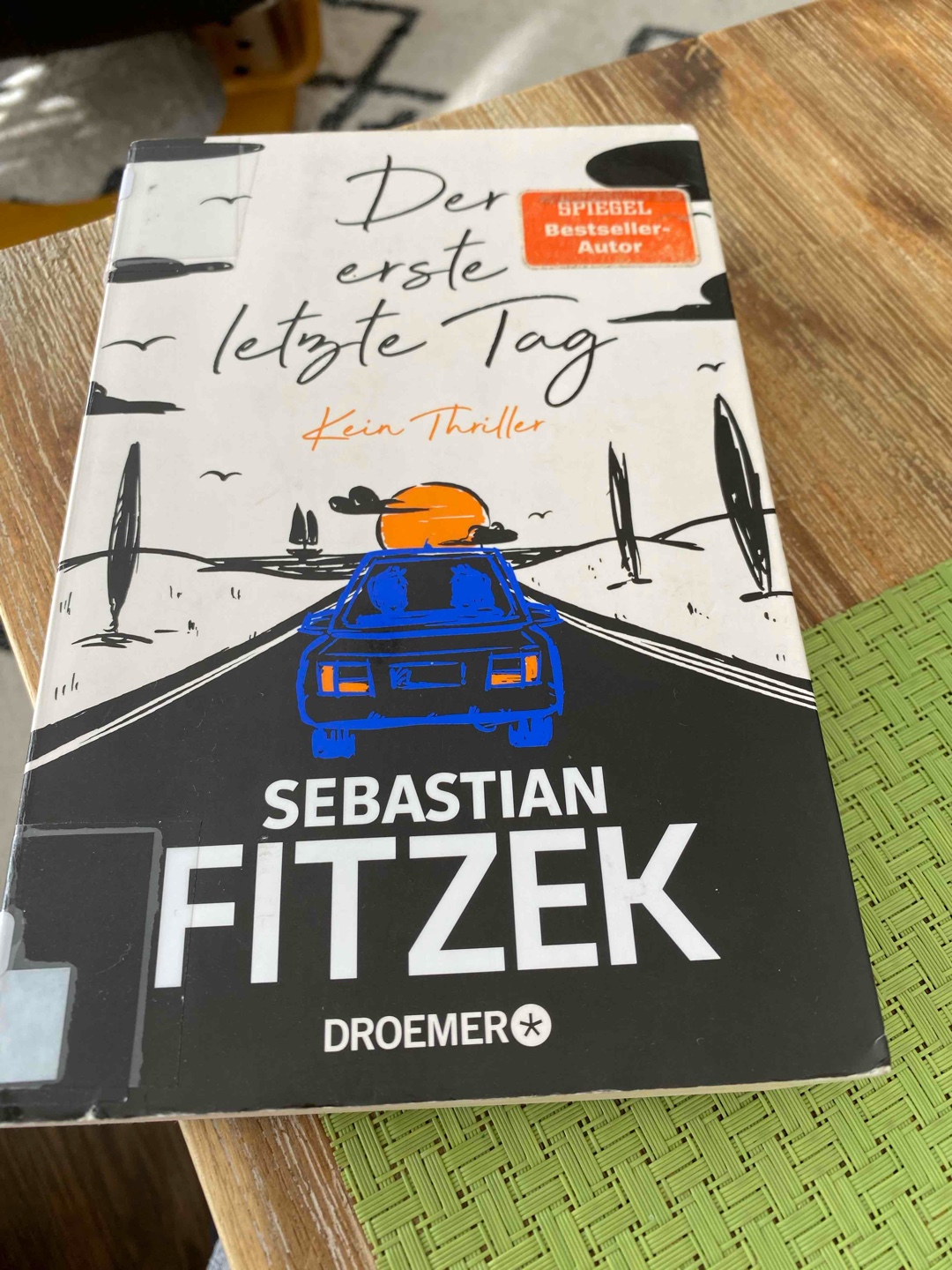 Beim Lesen der ersten ca. 80 Seiten hätte ich das Buch am liebsten beiseite gelegt. Zuviel geballte, gewollte Lustigkeit, aufgesetzter Humor, das ist einfach nicht mein Ding. Ich bin froh, dass ich weitergelesen habe, denn der Autor erlaubte uns einen Blick auf die Hintergründe und dann konnte ich nicht mehr aufhören zu lesen. Ich habe mich gefragt, was würde ich in dieser Situation tun. Das beschäftigt mich noch immer .
Auch wer mit Fitzek als Thrillerautor nichts anfangen kann ( wie ich ) sollte dieses Buch lesen.