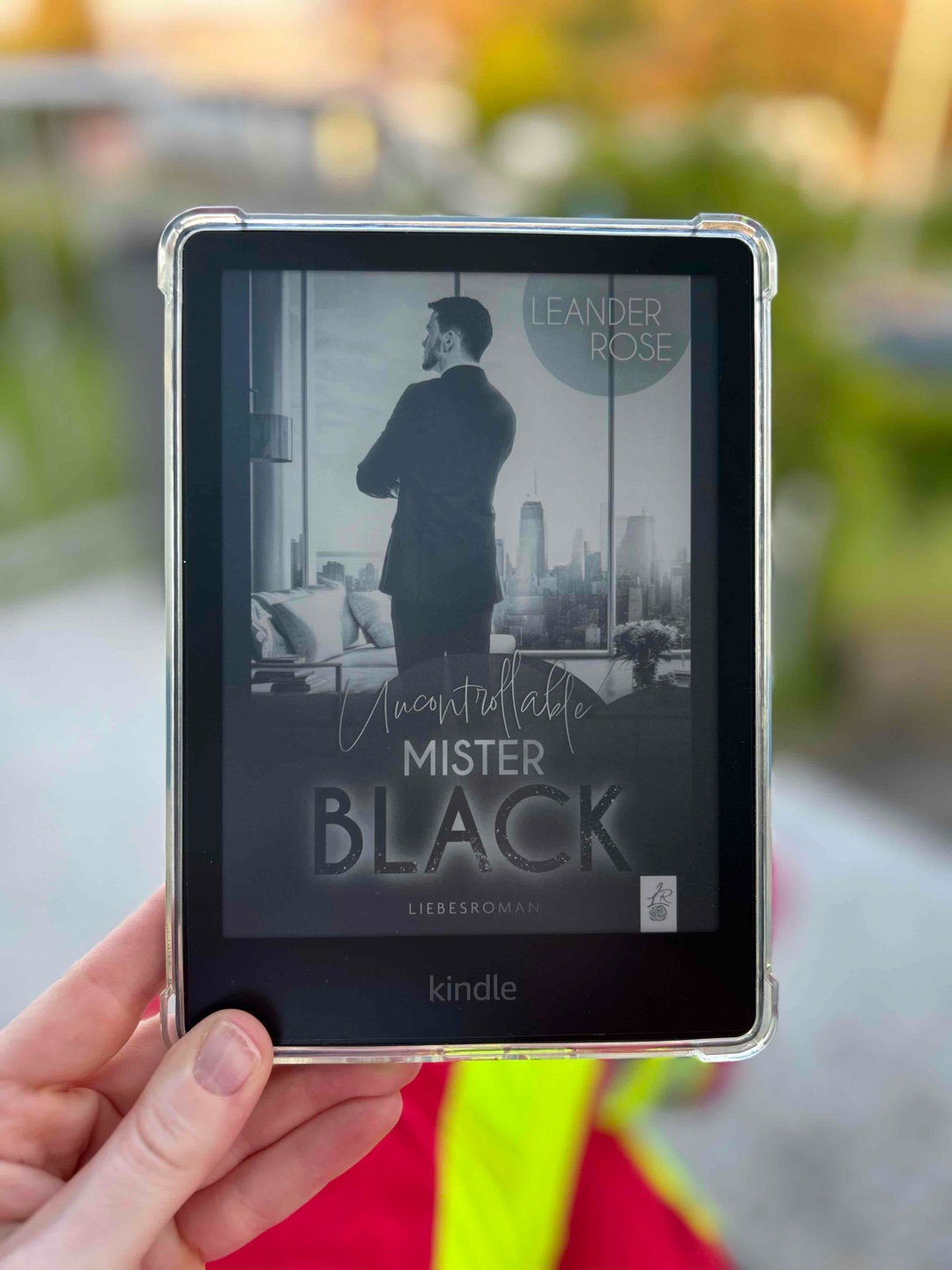 Mein 2. Buch von Leander Rose - mag diese kürzen Storys gerne mal als „Quickie“ zwischendurch - und es hat sich wieder gelohnt! Mag die Ausarbeitung der Themen, das Setting, die Handlung, den 🌶️ (nicht übertrieben vorhanden, was ich aber gut finde!). Für alle denen harte Dark Romance to much ist kann ich es empfehlen ☺️