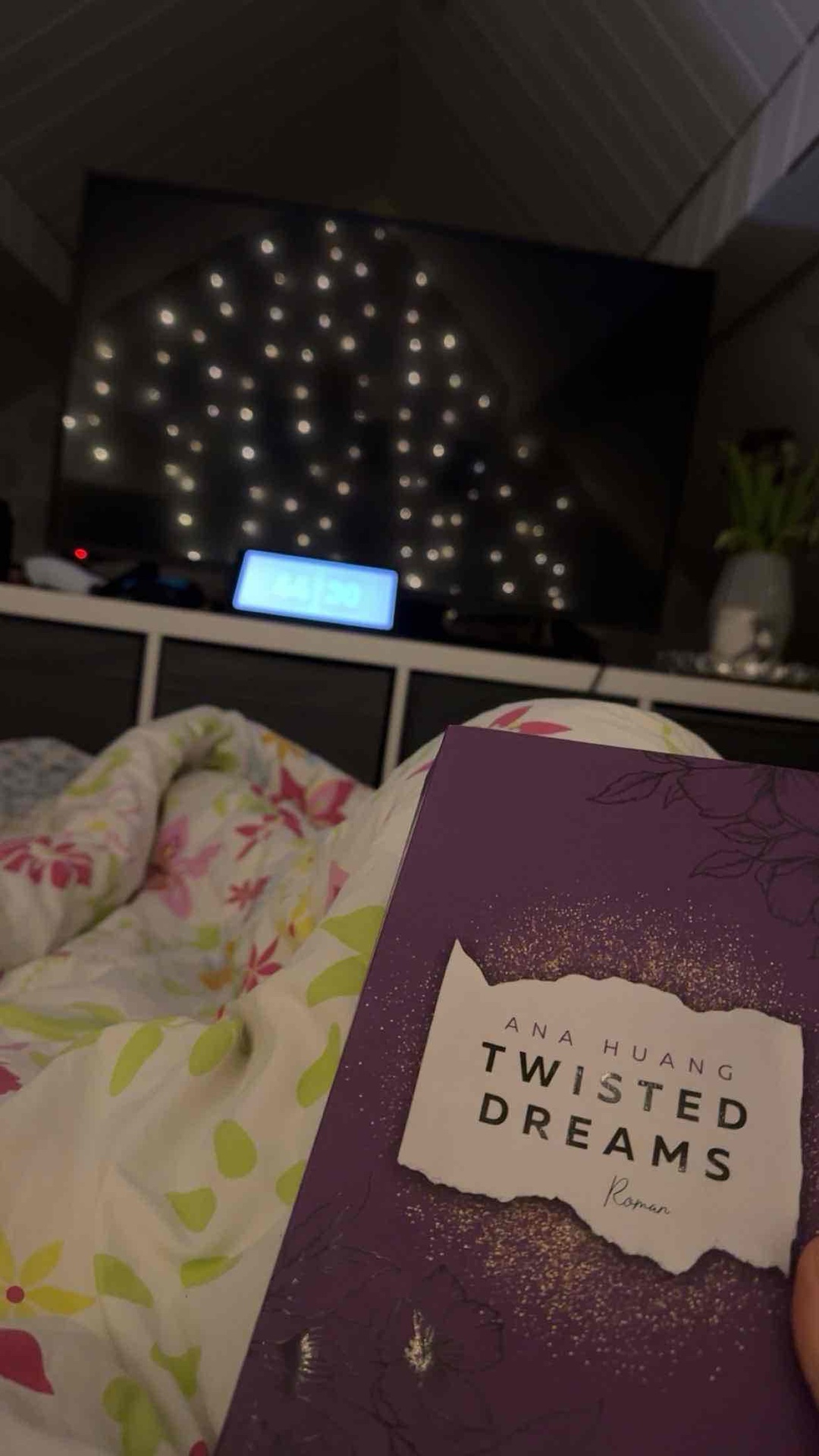 Ich hab nicht viel zu sagen dieses Buch ist zu overhyped brauch man echt nicht lesen. Ich werde mir die anderen 3 teile nicht kaufen!