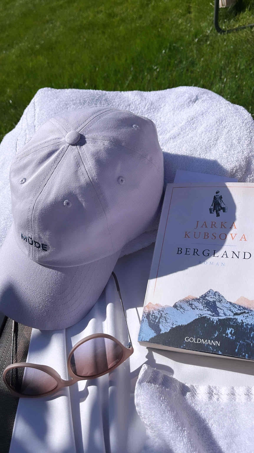 Dieser atmosphärische Roman hat mich von der ersten Seite an abgeholt und darf auf den Stapel meiner All-times Favorites wandern!