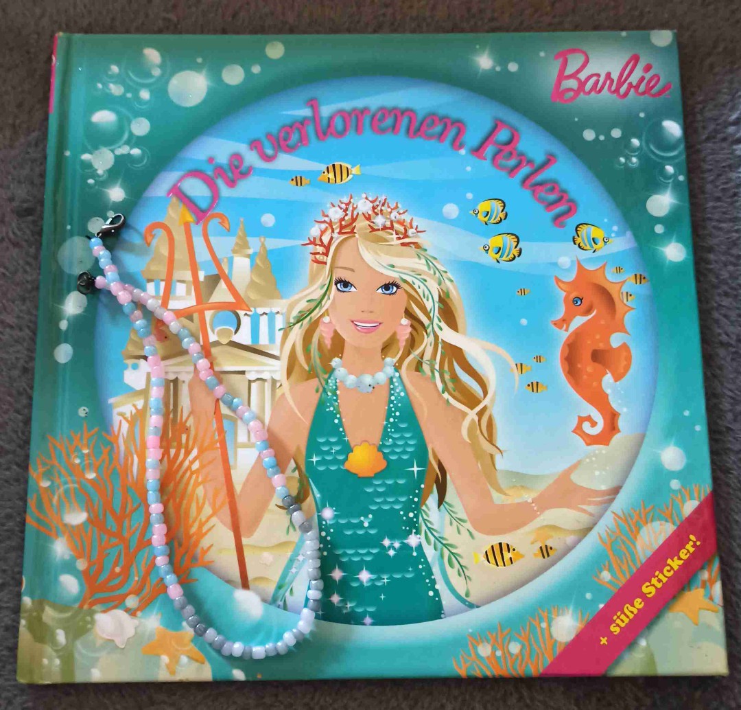 Ein schönes Buch über Freundschaft und den Helfen. Hier wird die bekannte Puppen Figur als Meerjungfrau Marina dargestellt. Toll ist auch das zusätzliche Sticker Blatt mit Meerestieren zum Basteln und dekorieren.