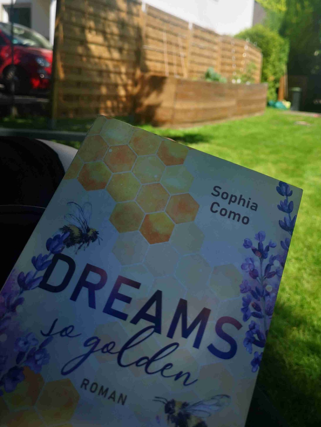 💛Herzensbuch💛
Ein "kleines Buch" mit soviel Inhalt.
Klare Leseempfehlung, Sommerlektüre
Die ans Herz geht
Das Buch hat beginnt mit Selbstzweifel und beinhaltet eine Story wie Amelie wieder zu sich selber findet.
🐝Selbstfindung, 🐝Poetisch
🐝Klimawandel 🐝 Ergreifend
🐝 cozy Setting 🐝 lovestory