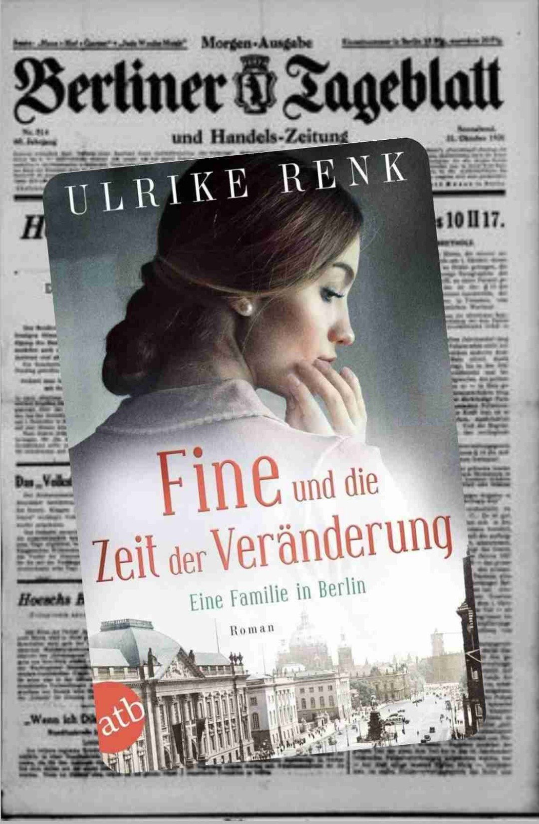 Eine Familie in Berlin (Band 4 von 4) - Fine und die Zeit der Veränderung von Ulrike Renk
Eigentlich sollte es noch einen abschließenden 5. Teil geben, jedoch hat sich die Autorin aus persönlichen Gründen, ausschlaggebend durch die derzeitigen weltpolitischen Ereignisse, dagegen entschieden. Im Nachwort erfahren wir ganz kurz wie es einigen der wahren Persönlichkeiten danach erging.