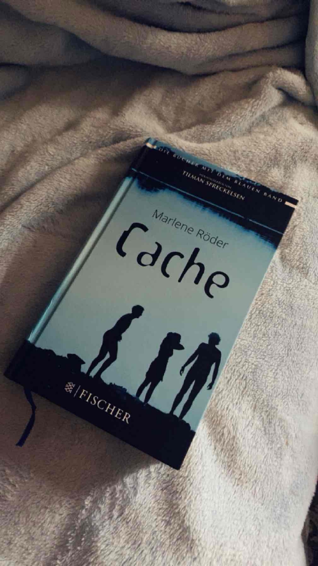 Alles scheint perfekt zwischen Leyla und Max, bis sich der geheimnisvolle Red in ihr Leben drängt.
Red, der sich ständig krasse Geo-Caches kreuz und quer durch Berlin ausdenkt. Red, der so anders ist als Max: spontan, verrückt, leidenschaftlich. Gegen ihren Willen fühlt sich Leyla mehr und mehr von Red angezogen und lässt sich auf sein gefährliches Spiel ein ...