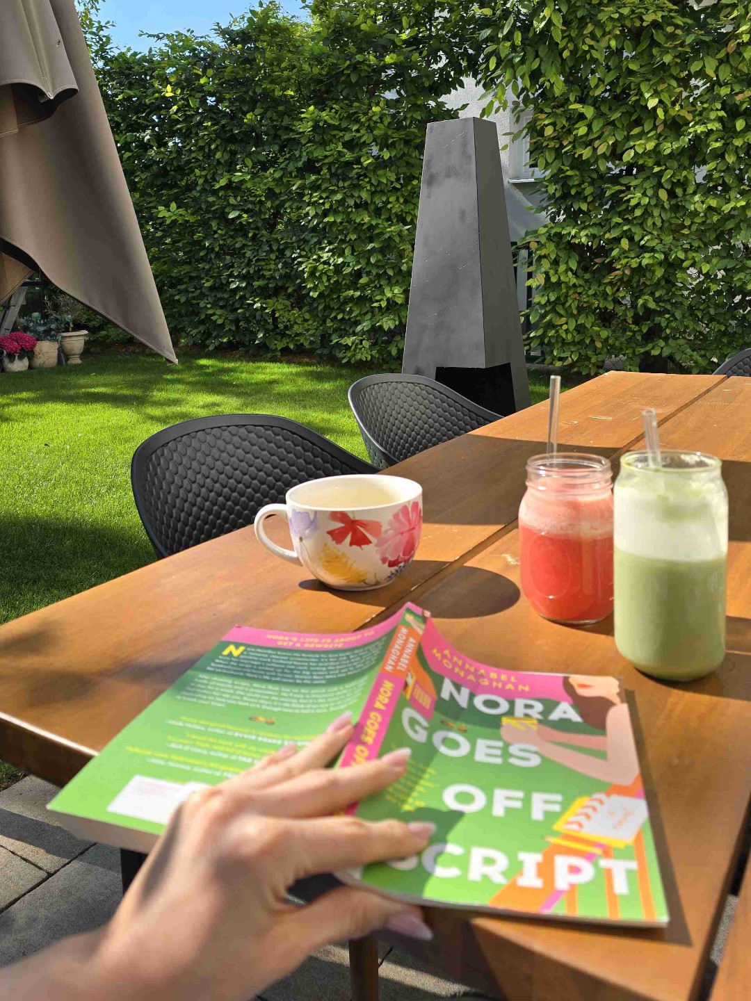 Misscommunication Trope trifft Single Mom Ende 30 und einen Hollywood-Star der Ruhe in ihrer Routine sucht. Ein kurzweiliges Buch, dass für mich sehr realistisch den Alltag als Mama widerspiegelt und dennoch ein bisschen träumen lässt. Ich mag, dass Nora sehr nüchtern ist und Leo romantisch... tolles Buch, schnelle Story, schönes Ende!